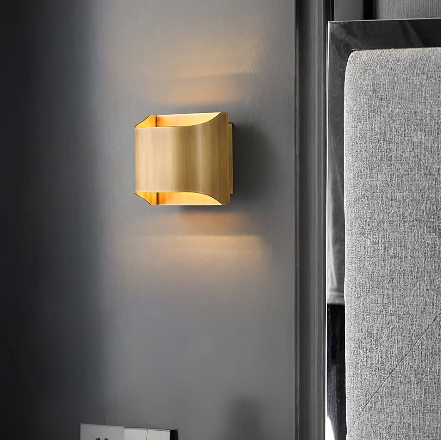 Leclerc Brass Wall Lamp - Blowlighting