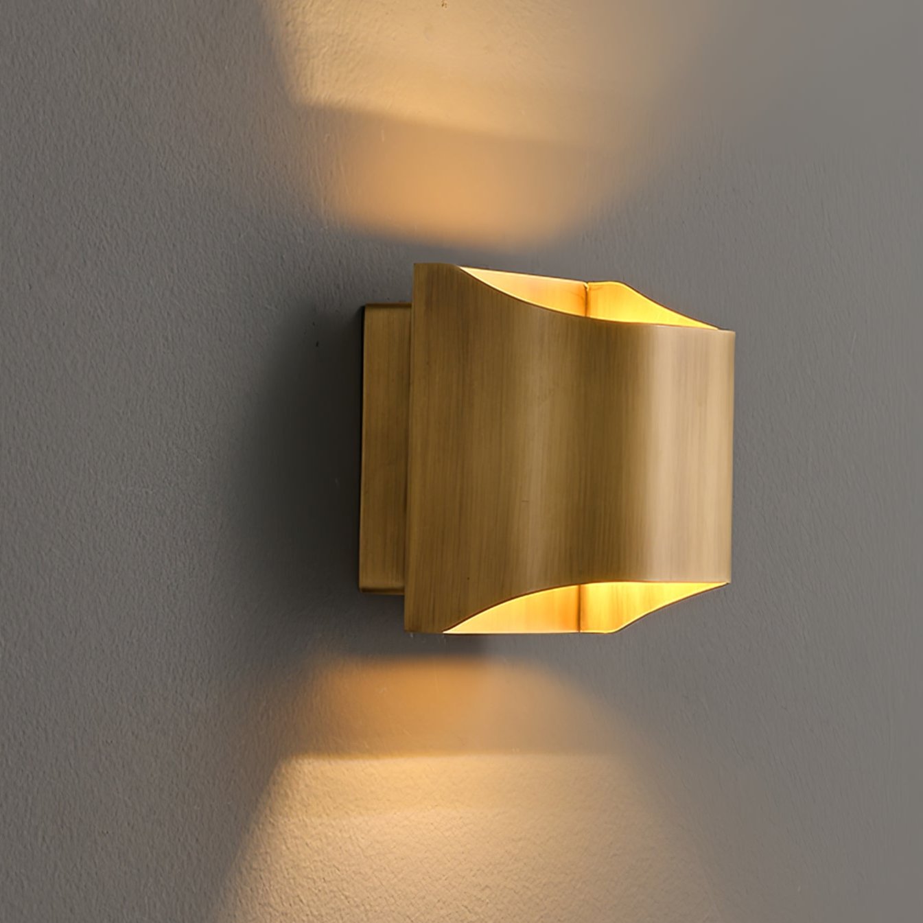 Leclerc Brass Wall Lamp - Blowlighting