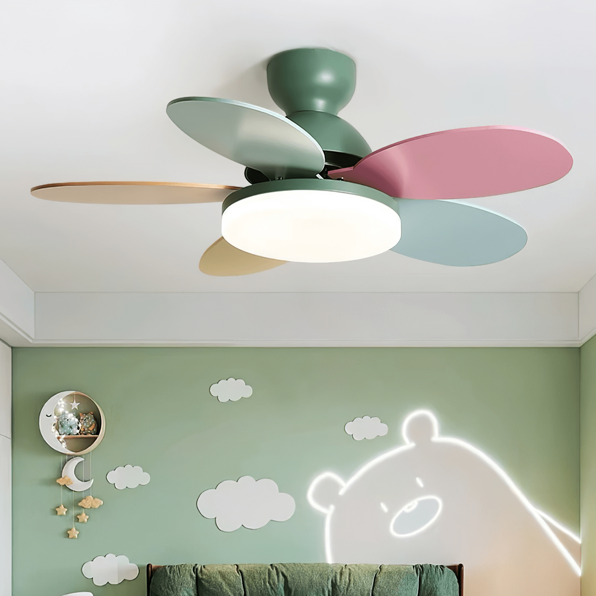 Ventilatore da soffitto con luce Liora in vetro colorato, vista completa in una stanza moderna