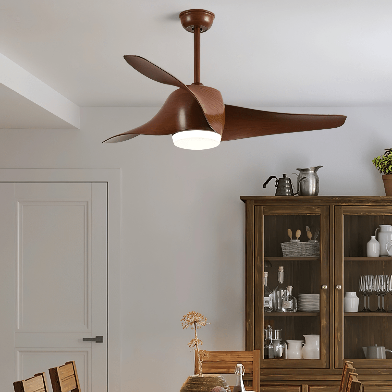 Ventilatore da soffitto con luce AeroGlow in un ambiente soggiorno moderno