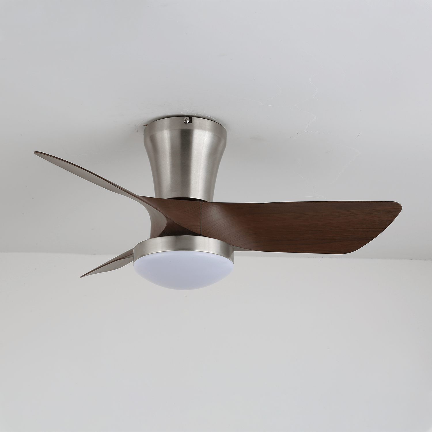 Ventilatore da Soffitto Moderno in Legno Trivon in un ambiente soggiorno moderno