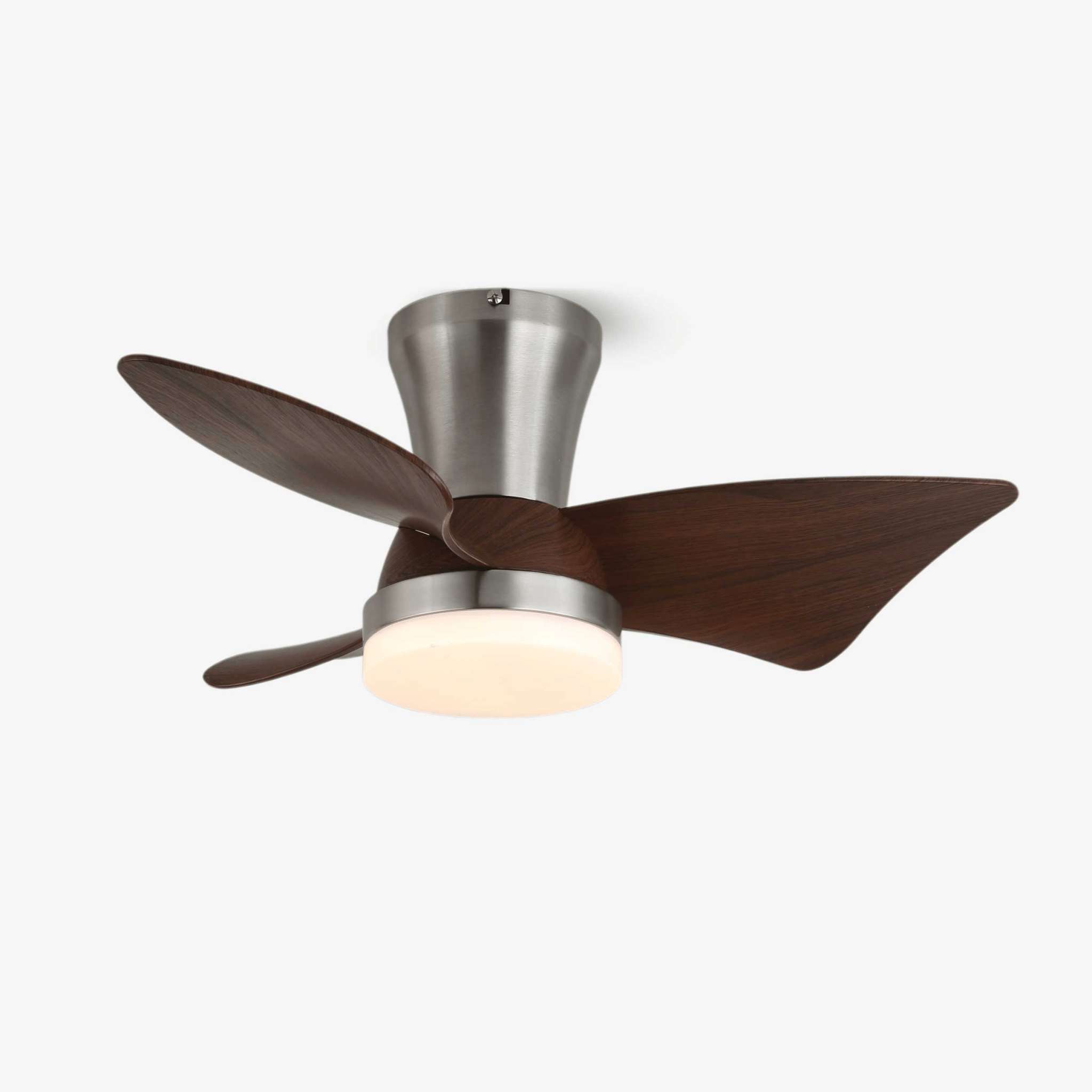 Ventilatore da soffitto moderno in legno Caspian con luce in un ambiente soggiorno.