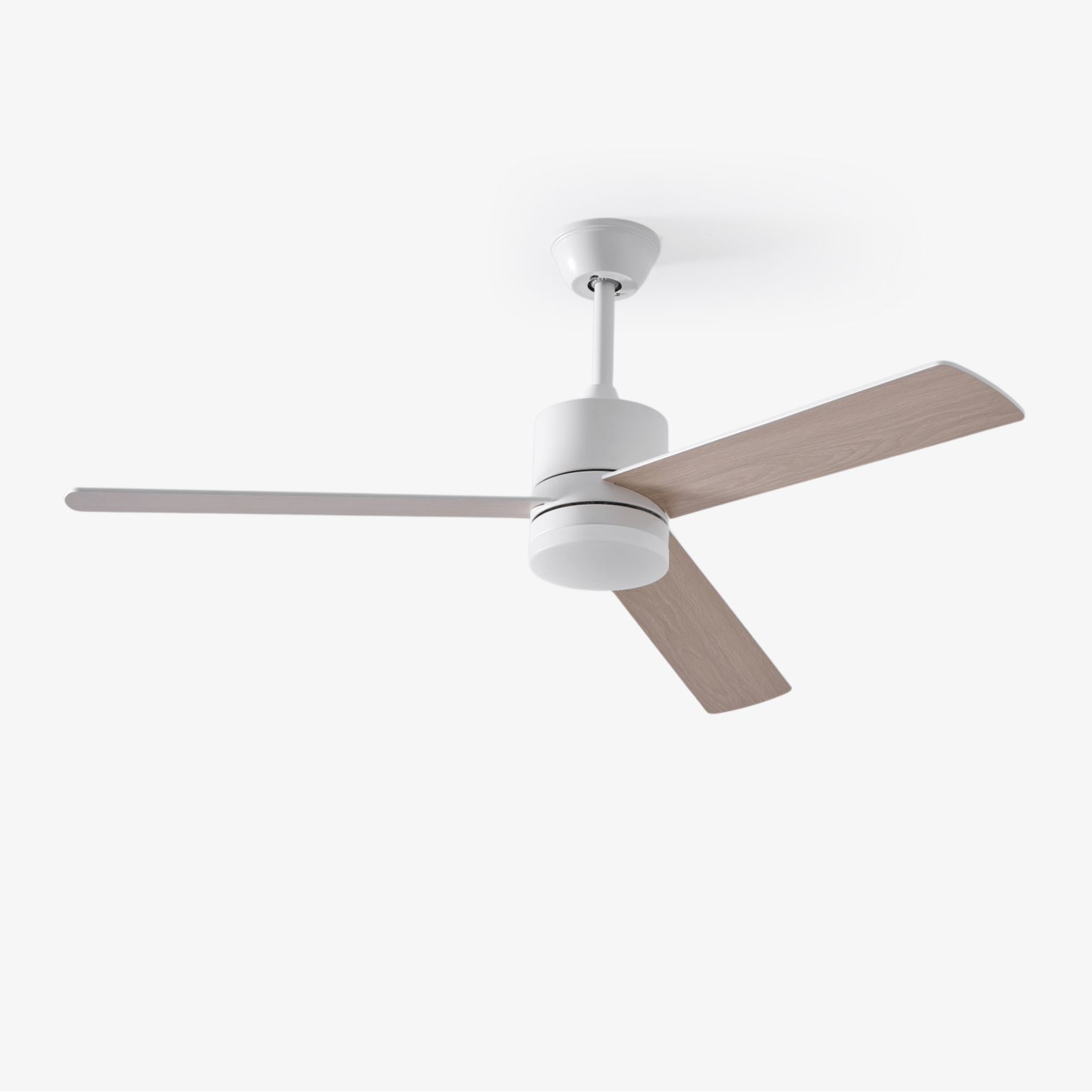 Ventilatore da soffitto con luce Lennox Drift con pale in legno di sicomoro e paralume in acrilico bianco.