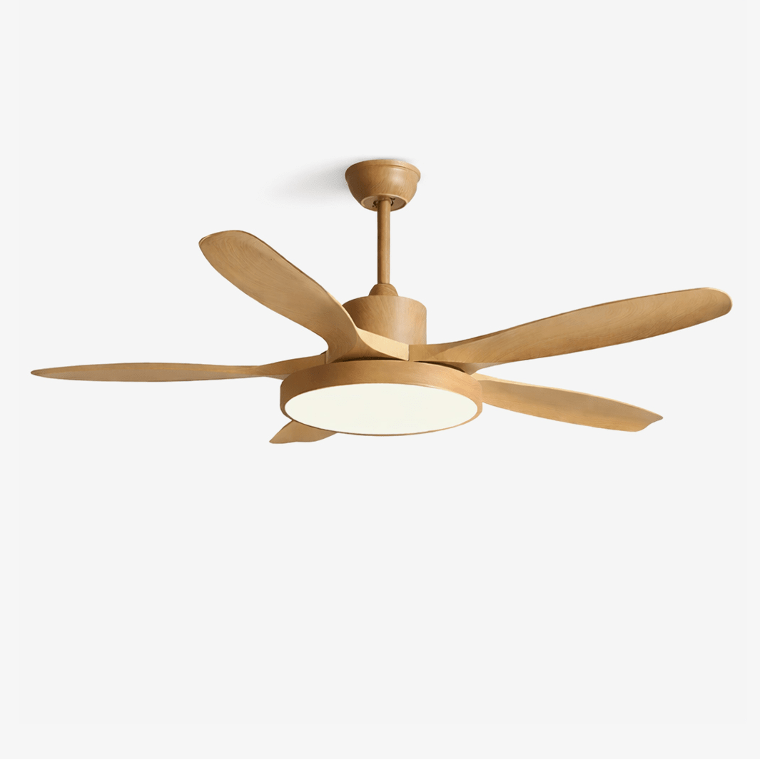 Ventilatore da soffitto con luce StillWind con pale in legno naturale e paralume bianco, installato in un soggiorno moderno.