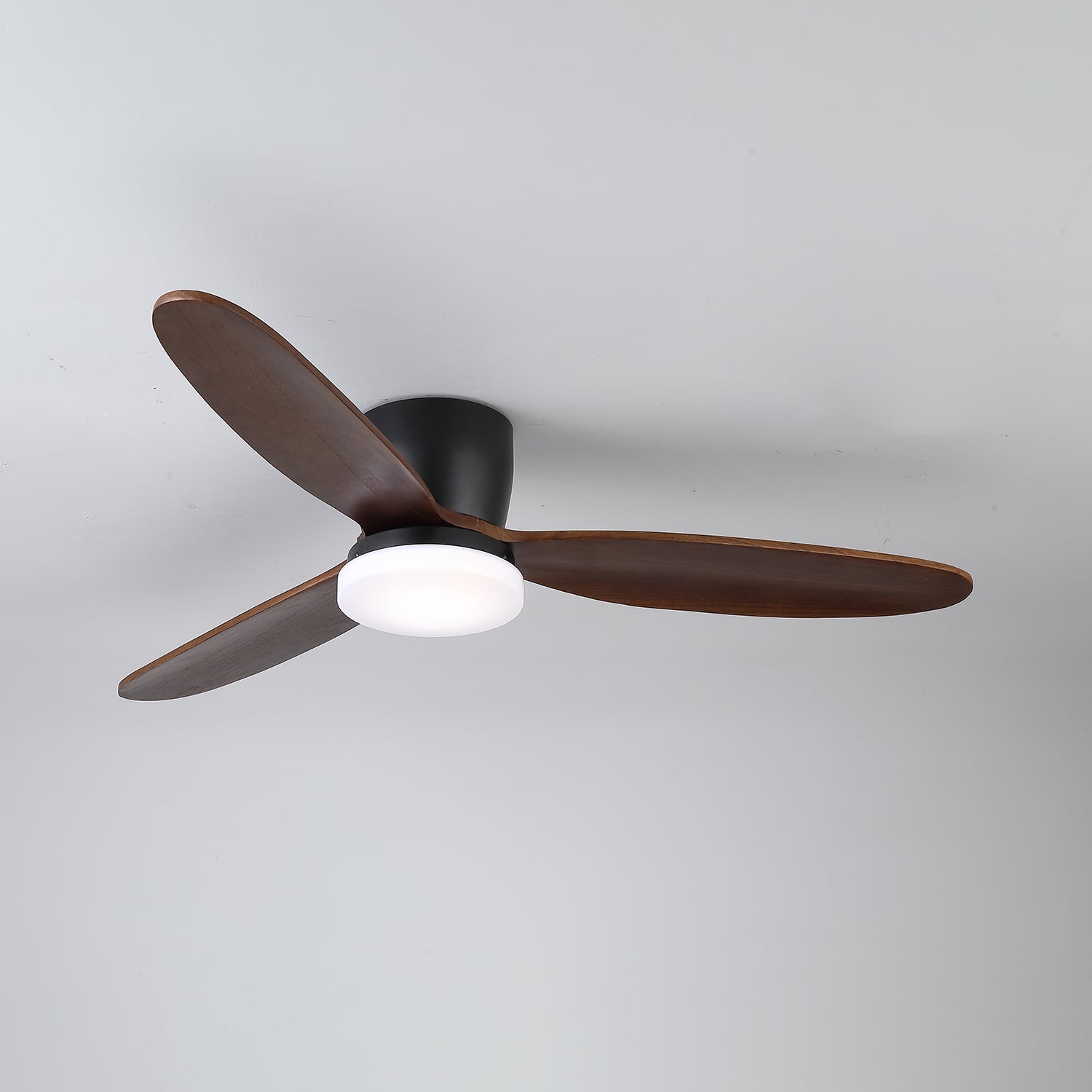 Ventilatore da Soffitto Athyrs che evidenzia la sua struttura in metallo