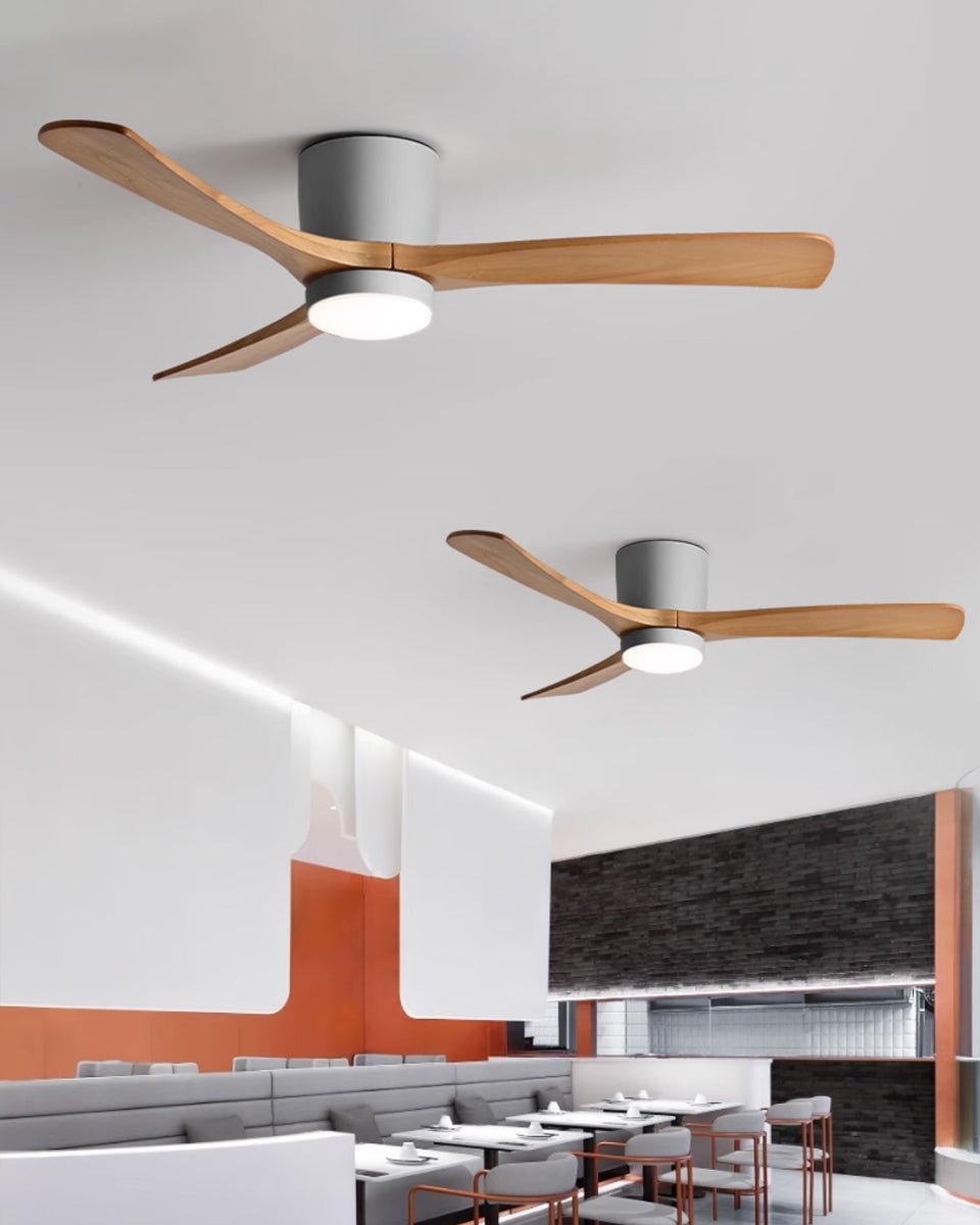 Ventilatore da soffitto Nordico Ezra con luce, primo piano della luce LED e delle pale in legno