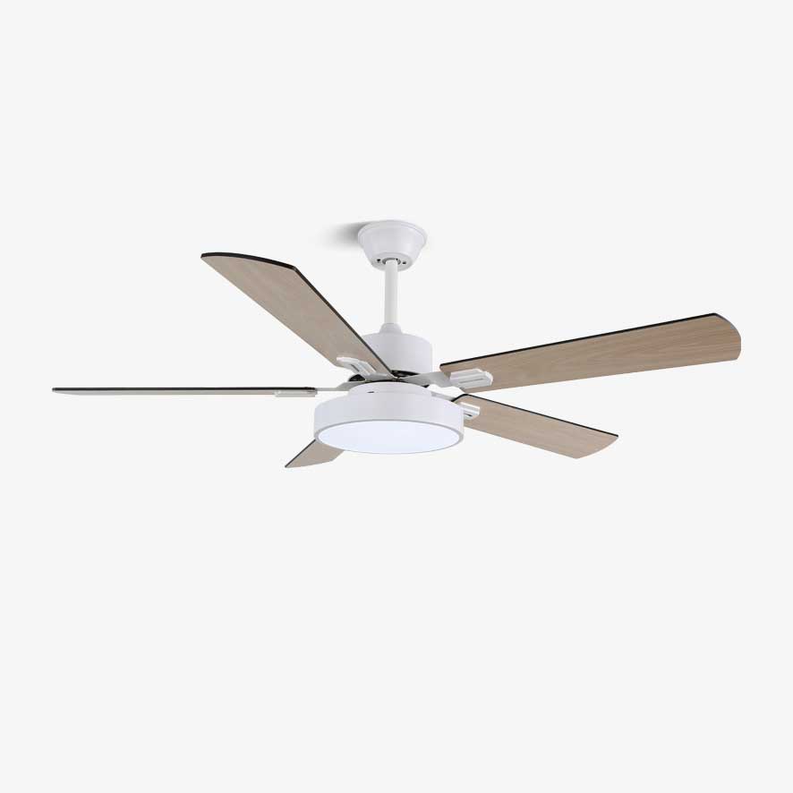 Ventilatore da soffitto Aerilux moderno in legno in un ambiente living contemporaneo.