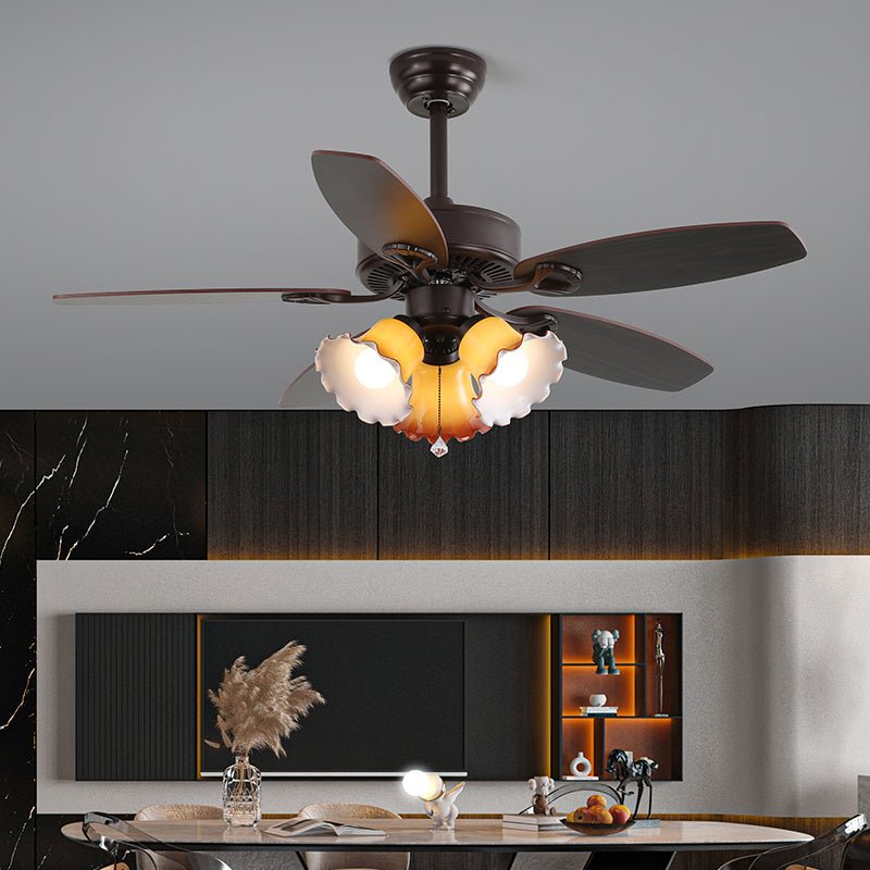 Ventilatore da soffitto con luce Solara Classico in un ambiente soggiorno