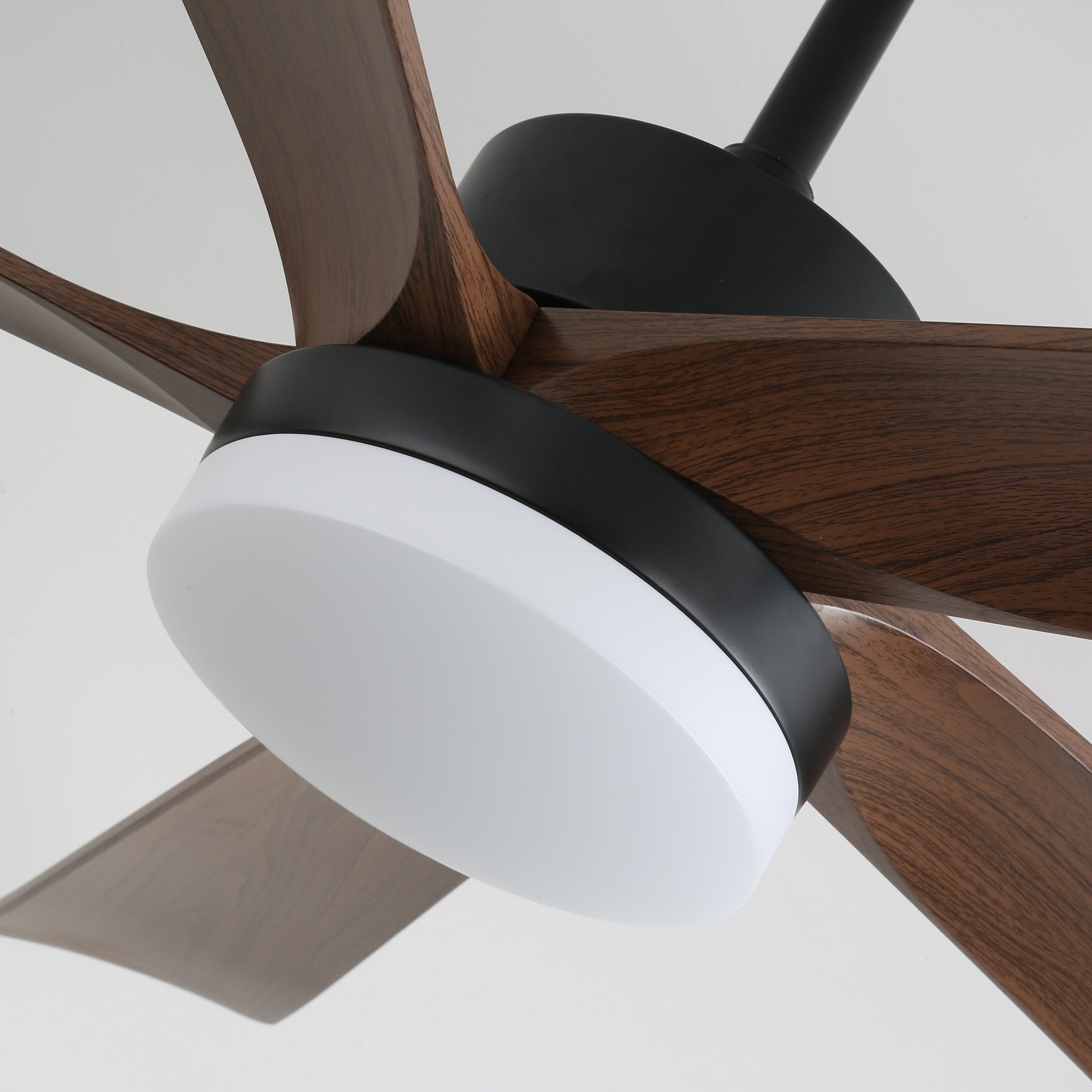Schema che mostra le dimensioni del ventilatore Eryndor da 132cm con luce