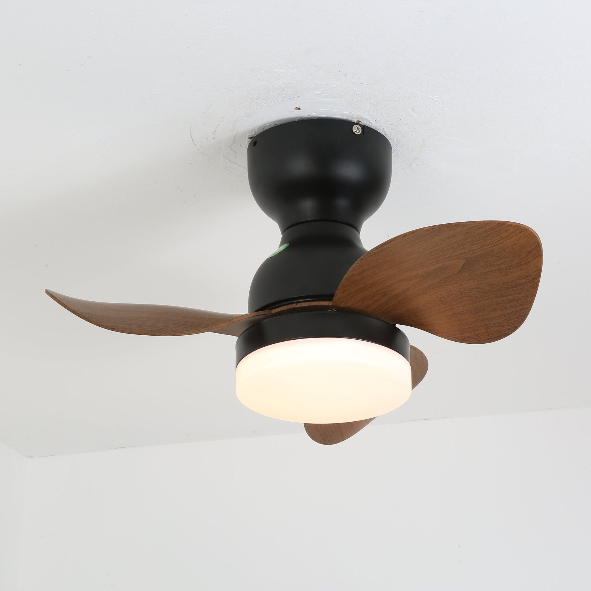 Ventilatore da Soffitto con Luce Silas che mostra diverse temperature di luce