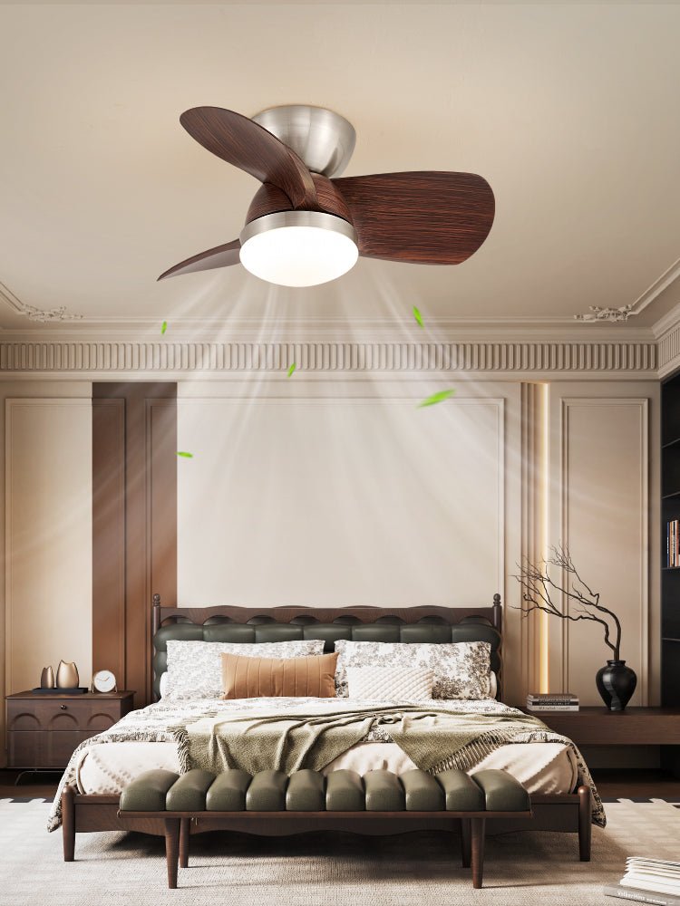 Primo piano delle pale e del paralume in acrilico della Plafoniera Ventilatore Dyms