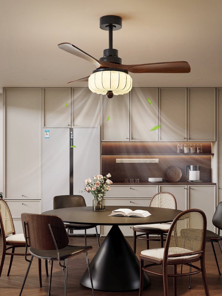 Ventilatore da soffitto vintage Svelk con luce in un ambiente interno