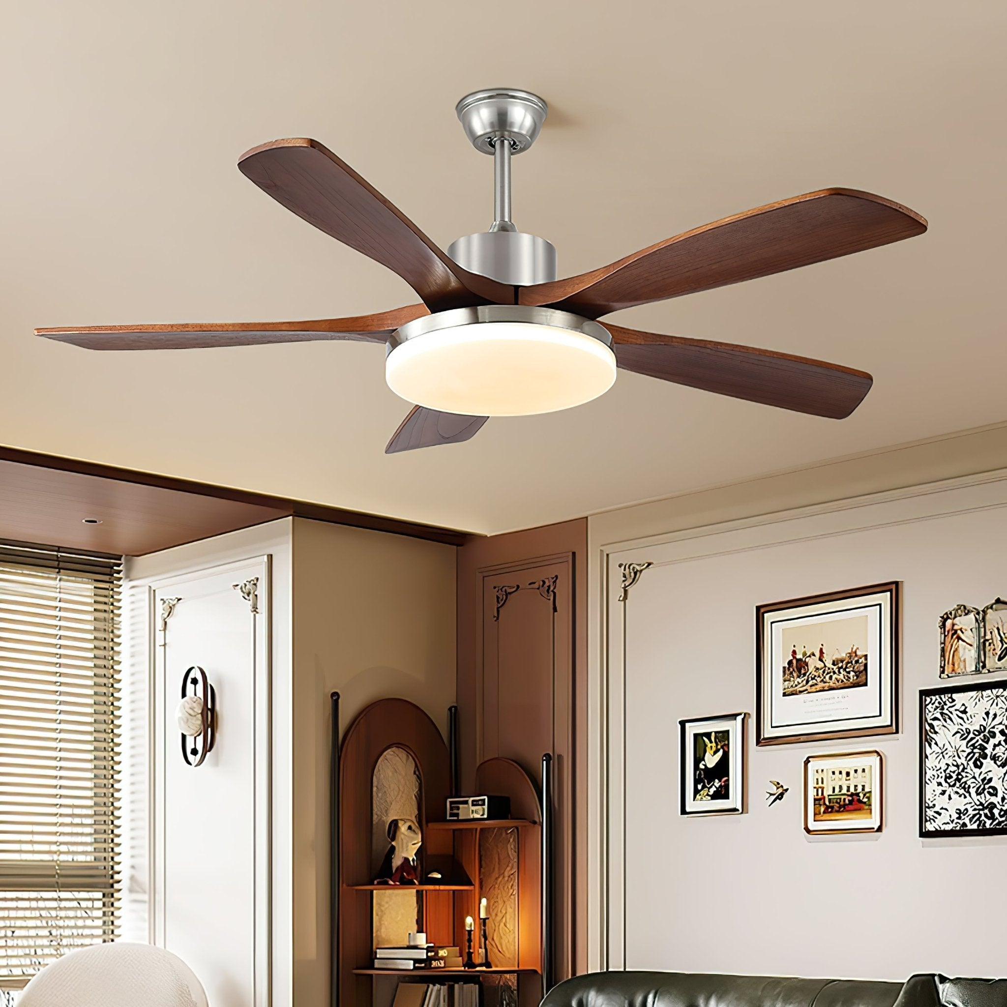 Ventilatore da soffitto Orvian con luce in un ambiente soggiorno moderno