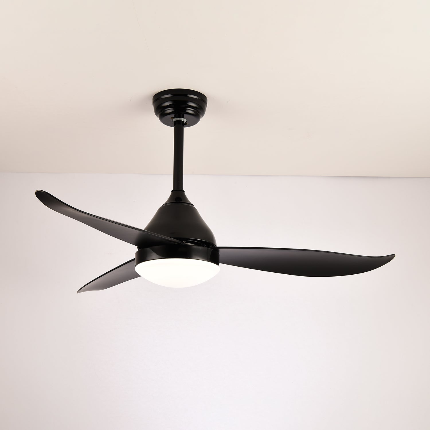 Ventilatore da soffitto con luce, che mostra il suo diametro di 106 cm.