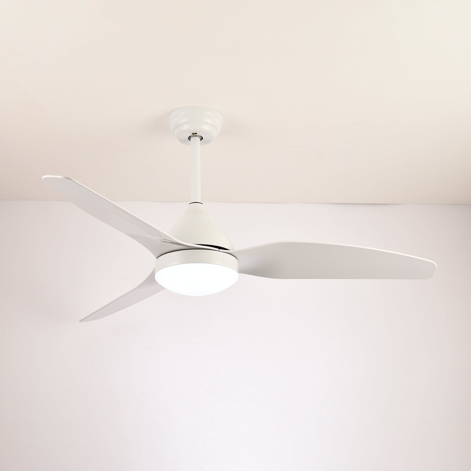 Ventilatore da soffitto Fia installato in un soggiorno moderno.