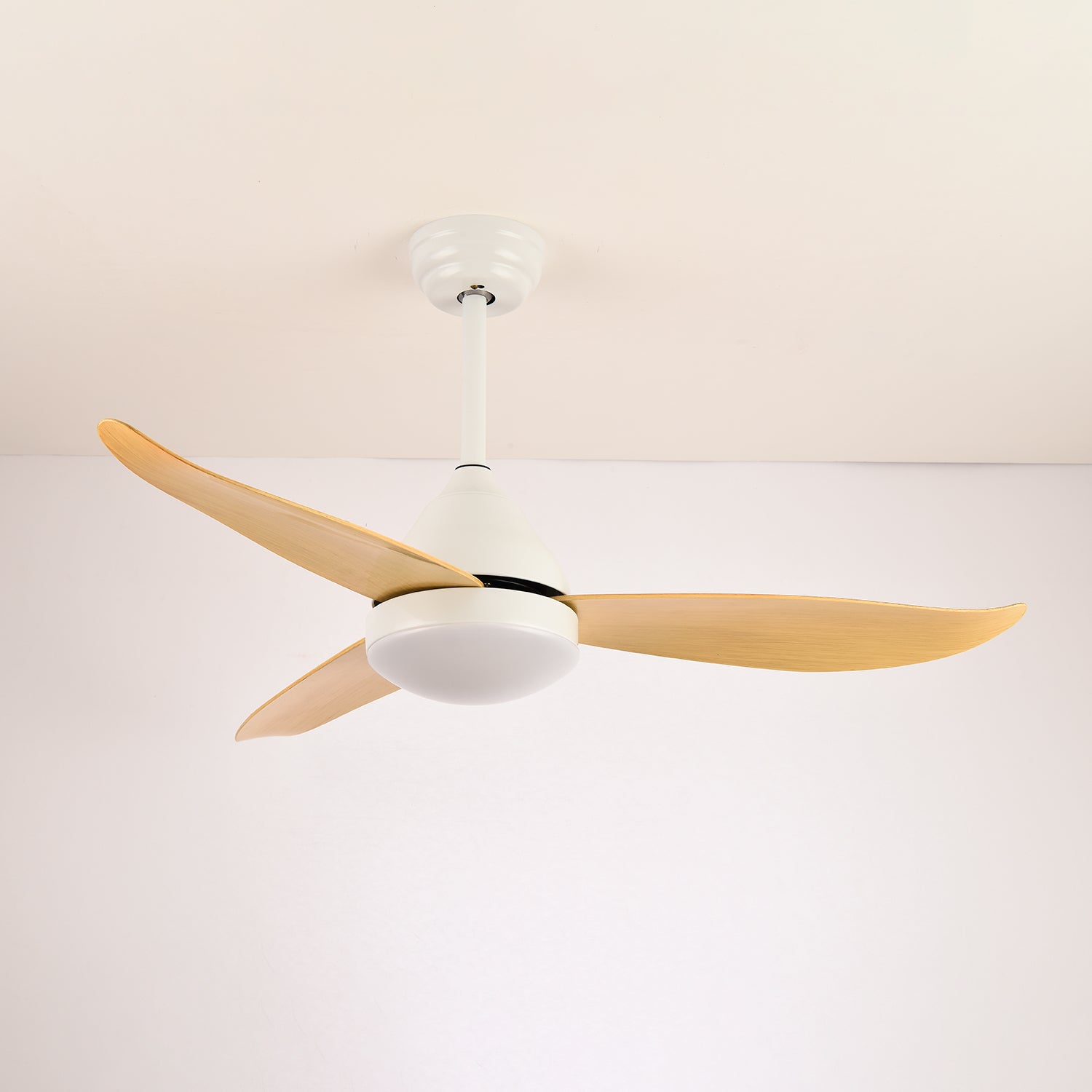 Sorgente luminosa LED integrata del moderno ventilatore da soffitto.