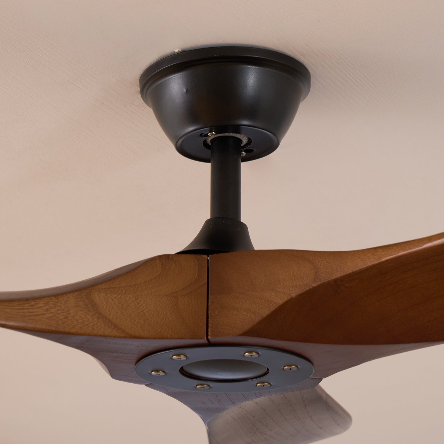 Ventilatore da soffitto Aviona in legno, un pezzo funzionale e decorativo.