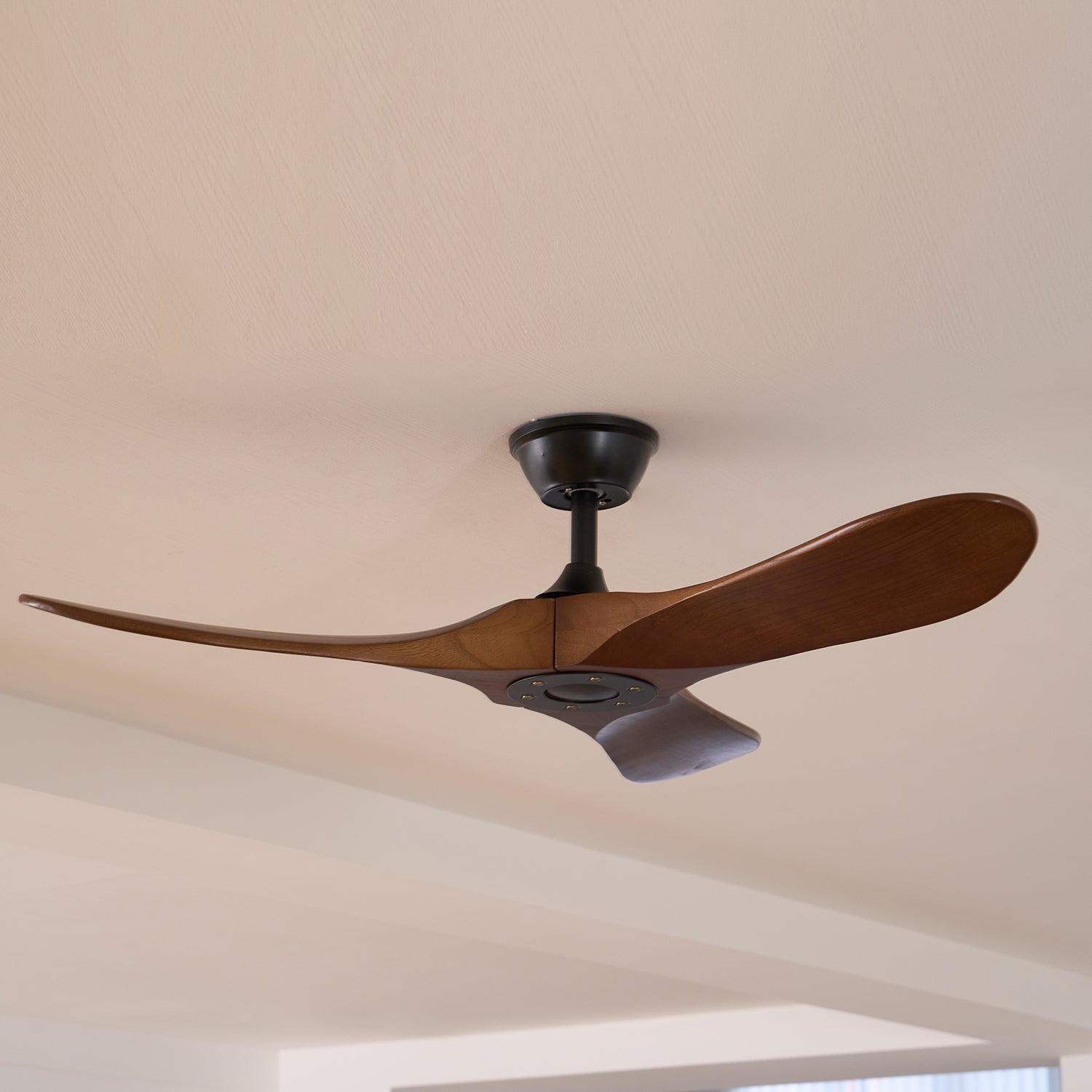 Ventilatore da soffitto Aviona in legno, che valorizza uno spazio contemporaneo.