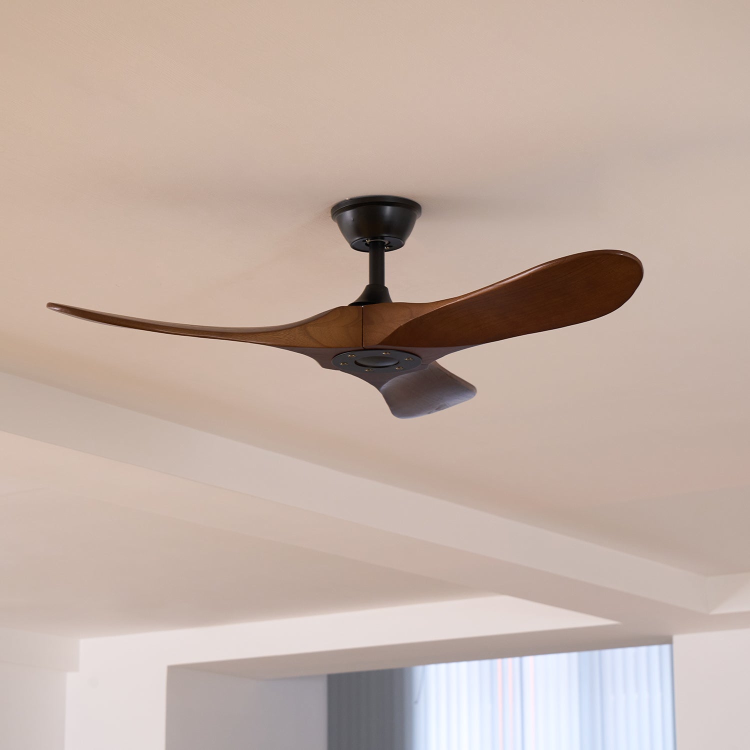 Ventilatore da soffitto Aviona in legno in un ambiente camera da letto.