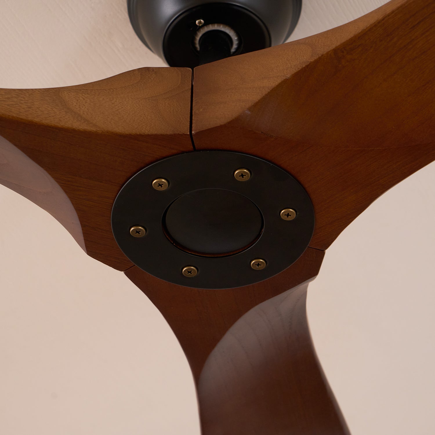Ventilatore da soffitto Aviona in legno, che mostra il suo funzionamento silenzioso.