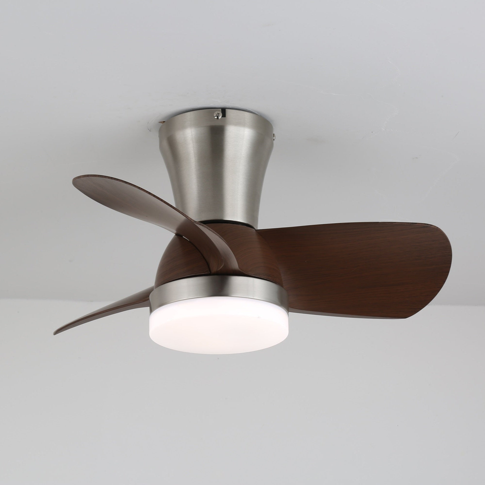 Ventilatore da soffitto moderno in legno Deynor con luce, LED acceso