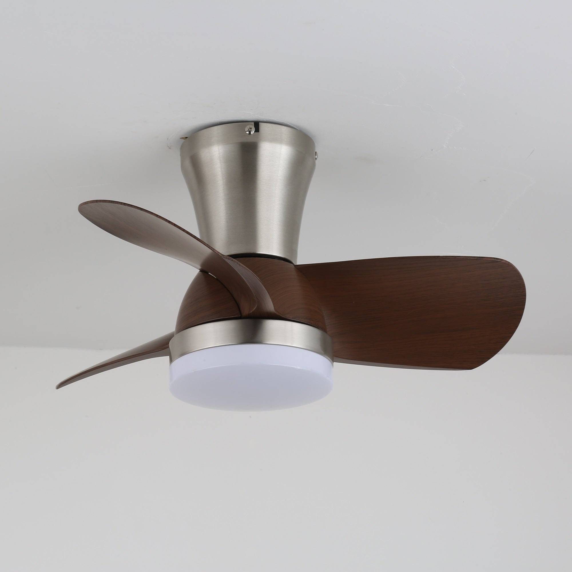 Ventilatore da soffitto Deynor con luce installato a soffitto