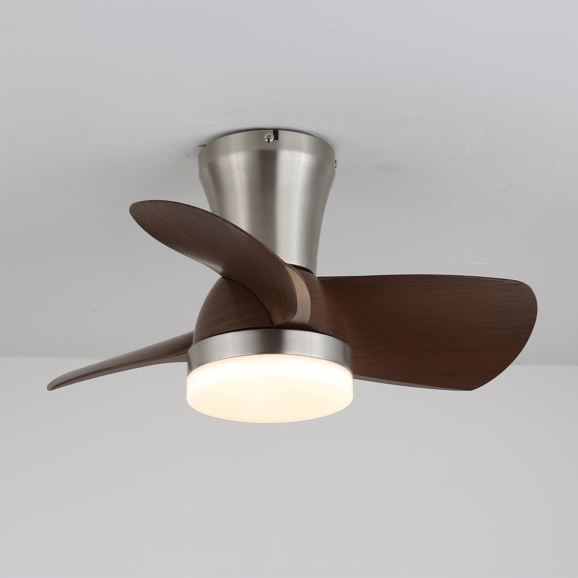 Ventilatore da soffitto Deynor con luce, ambientato in un soggiorno moderno