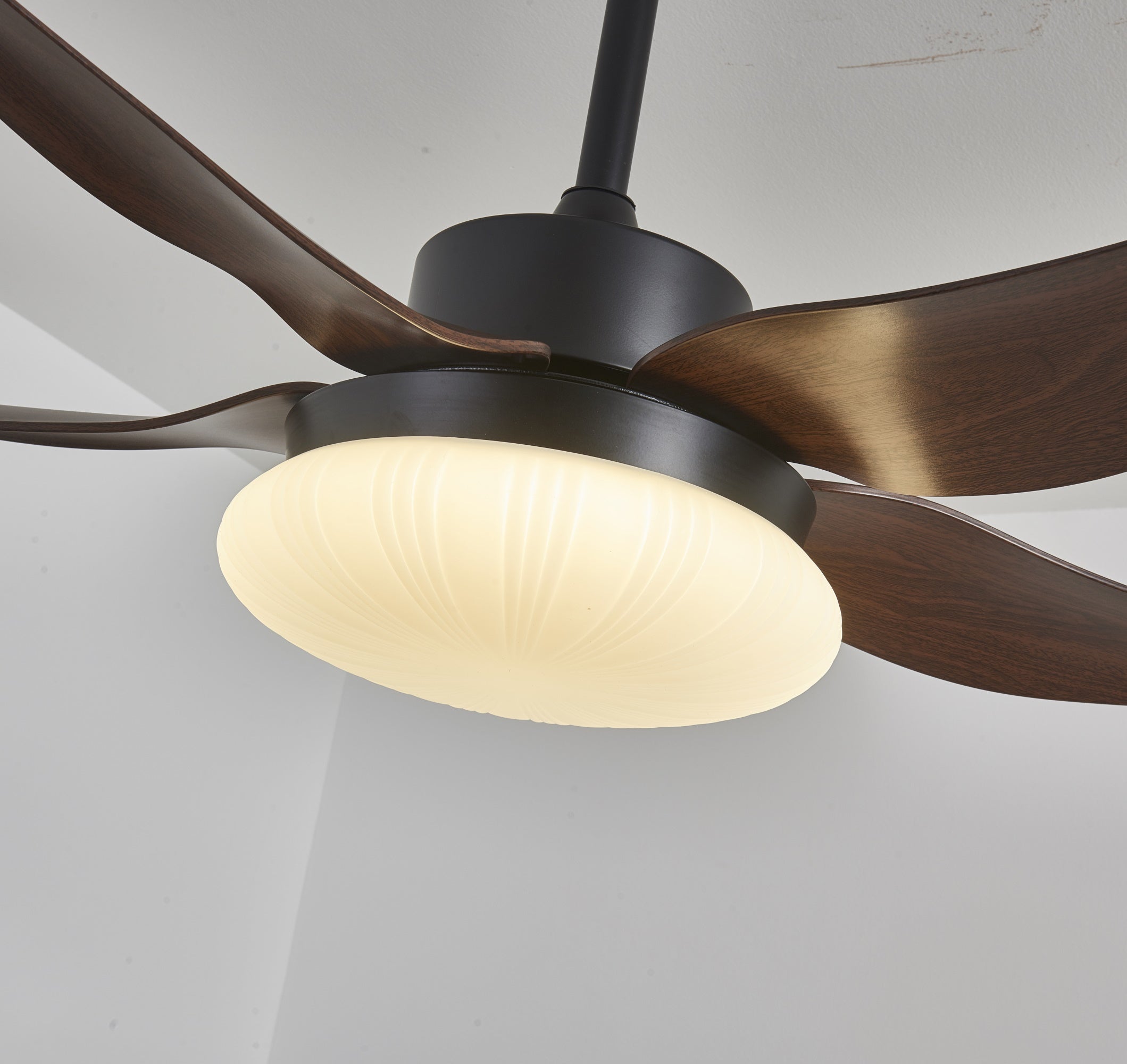 Ventilatore da soffitto Zerith con luce, che illustra il controllo a 6 velocità