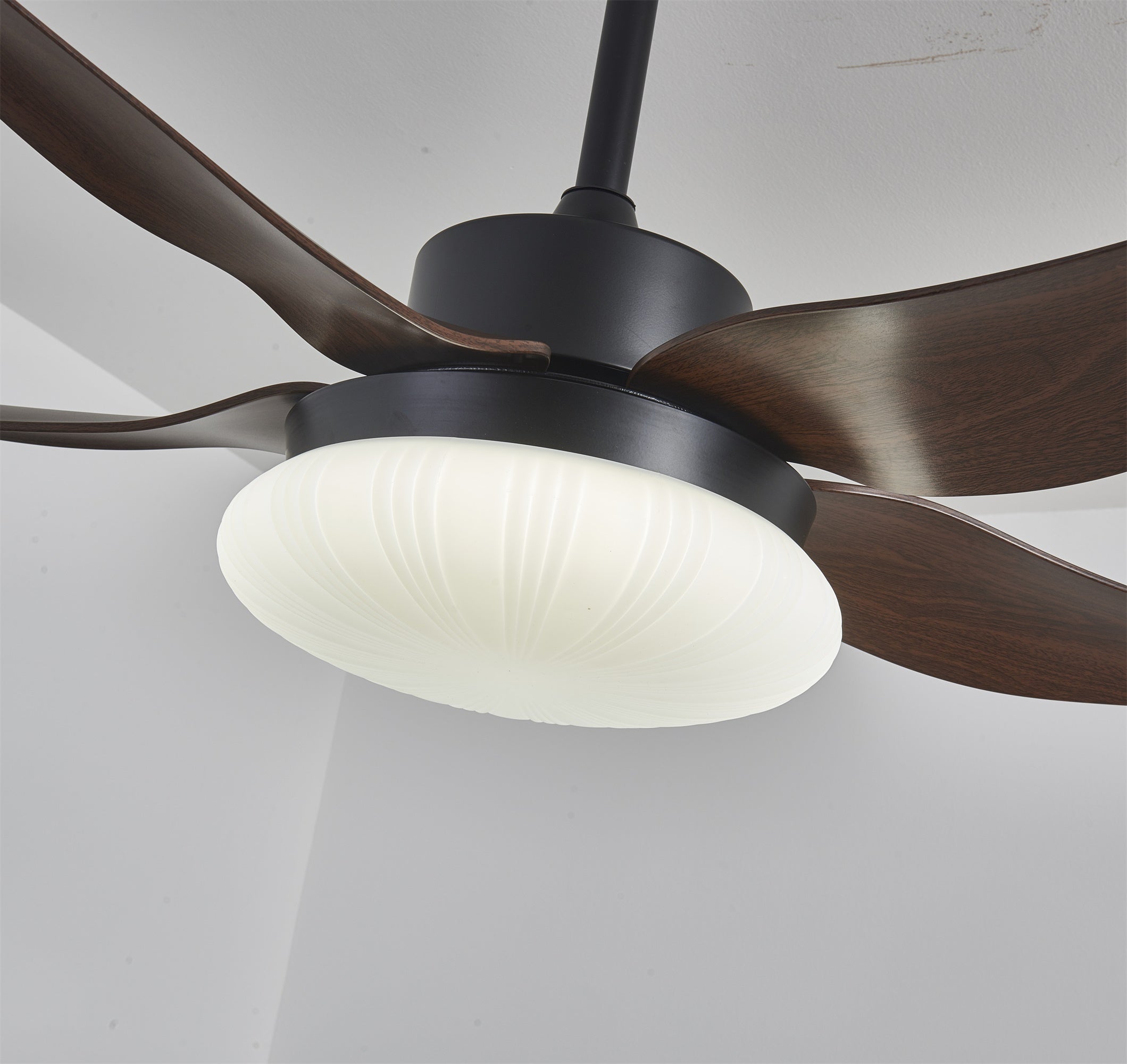 Ventilatore da soffitto Zerith con luce, che mostra l'installazione cablata