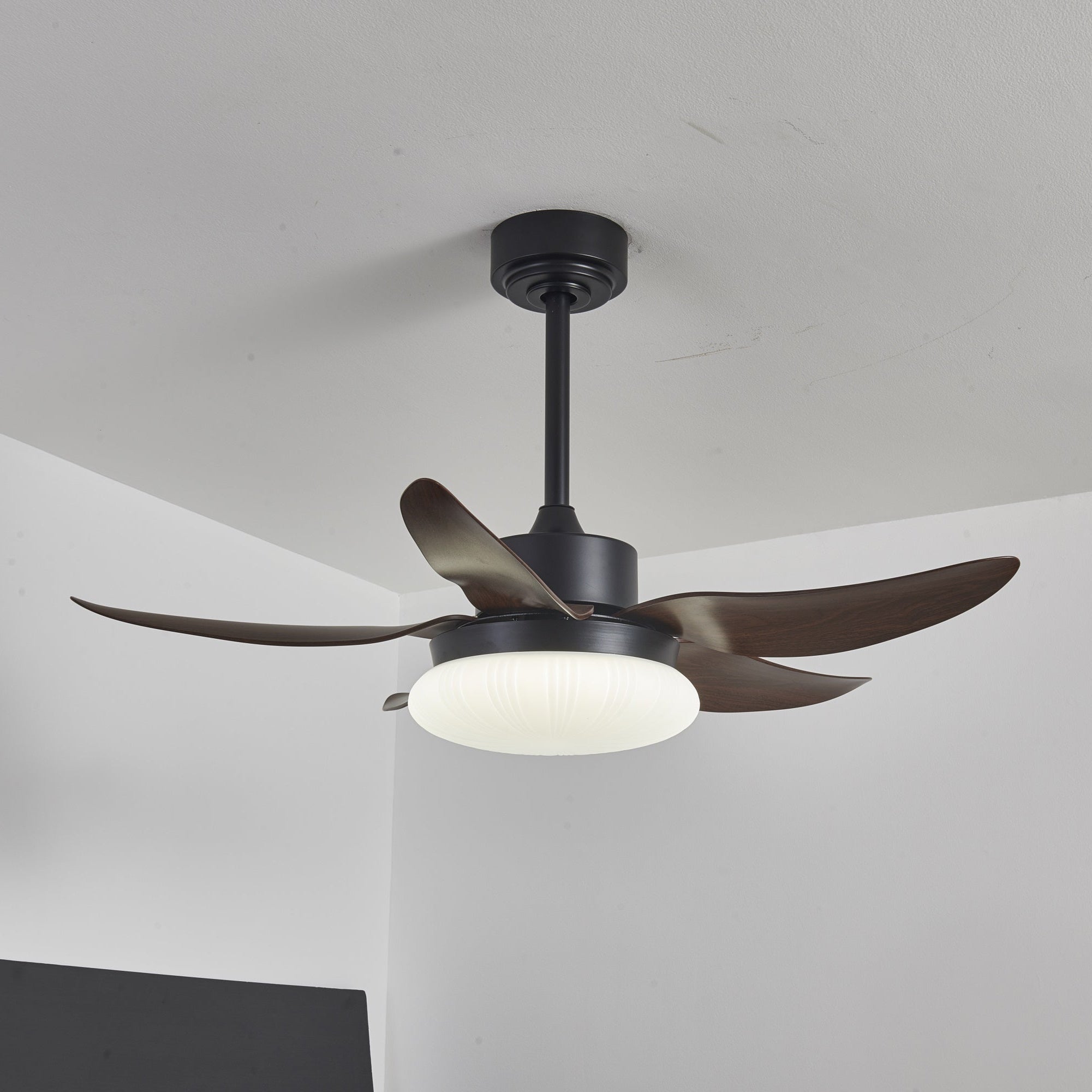 Ventilatore da soffitto moderno con luce LED integrata, spento
