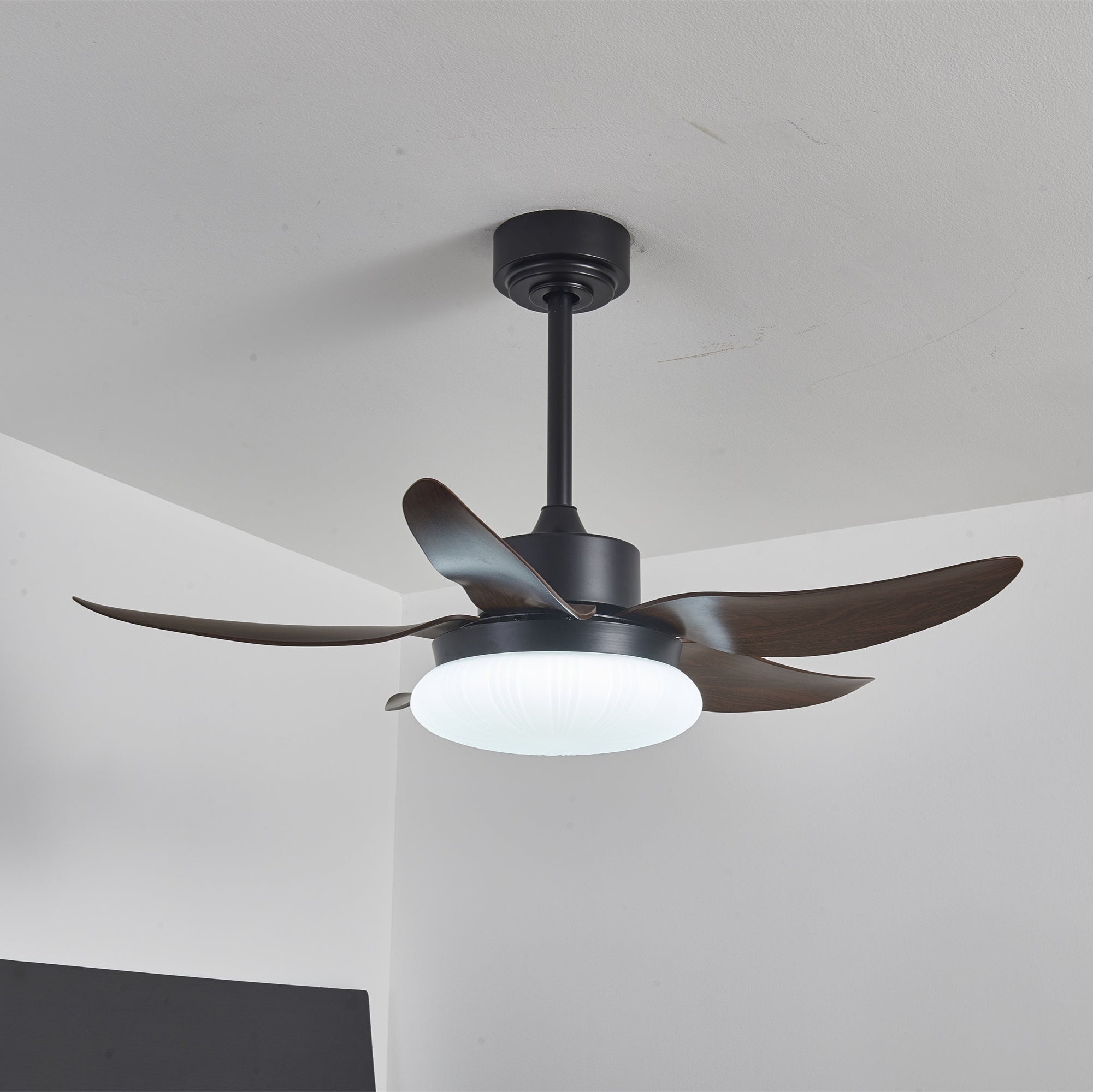 Ventilatore da soffitto moderno con luce LED integrata, acceso