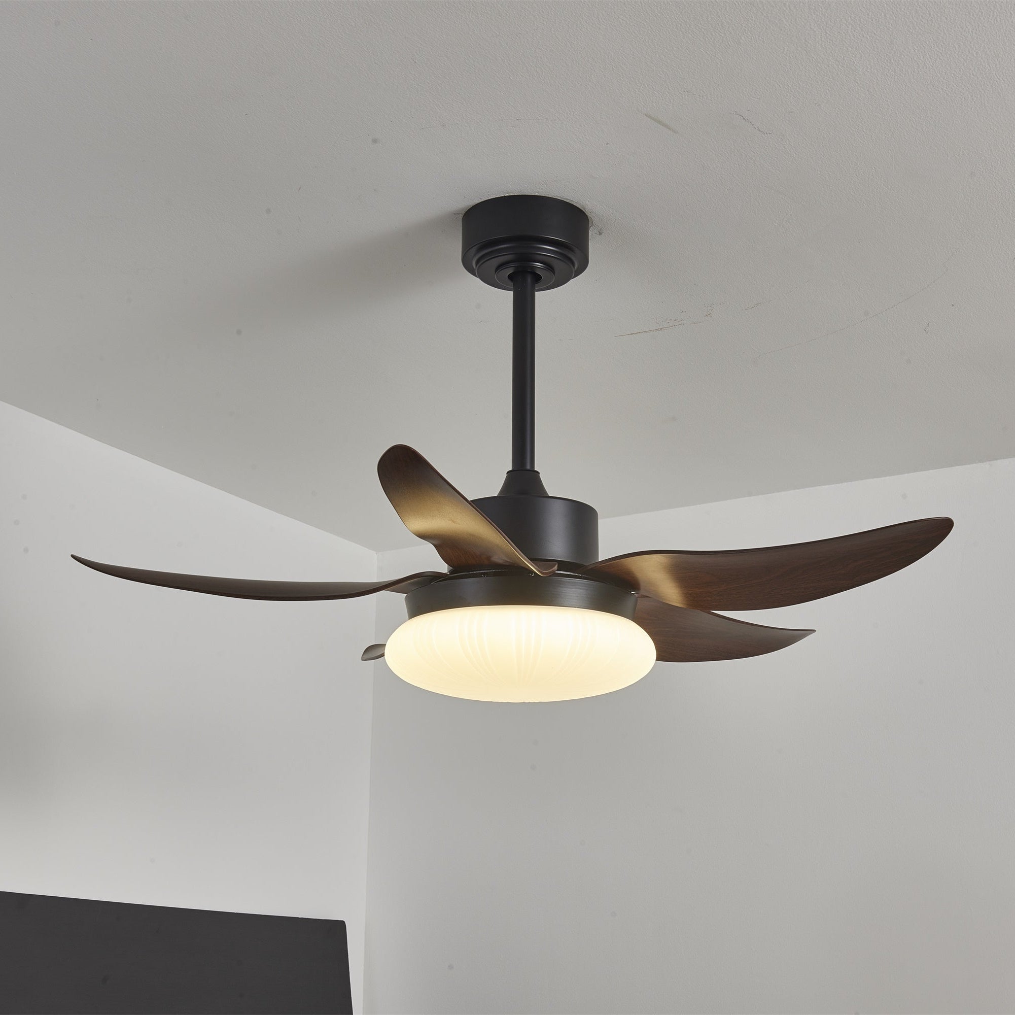 Ventilatore da soffitto Zerith con luce, vista laterale che illustra il profilo sottile