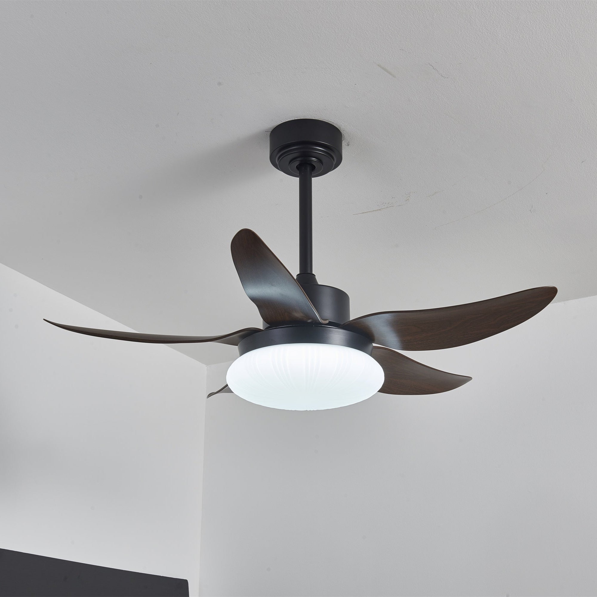 Ventilatore da soffitto Zerith con luce installato in un soggiorno moderno