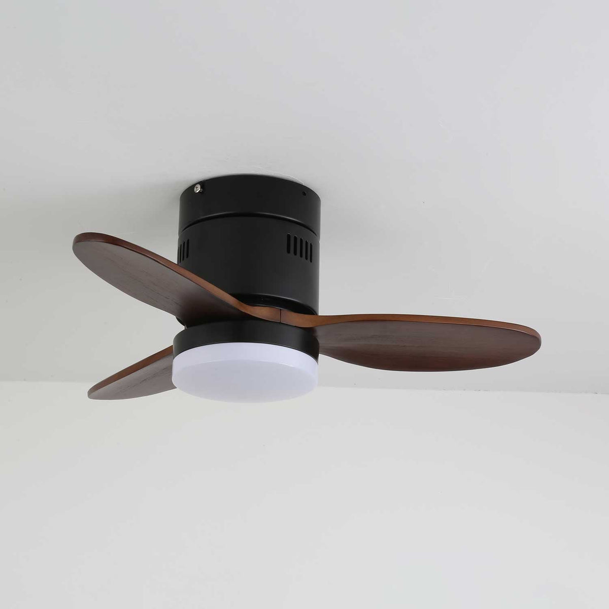 Ventilatore da Soffitto con Luce Eris Minimalista in Legno in un ambiente camera da letto contemporaneo