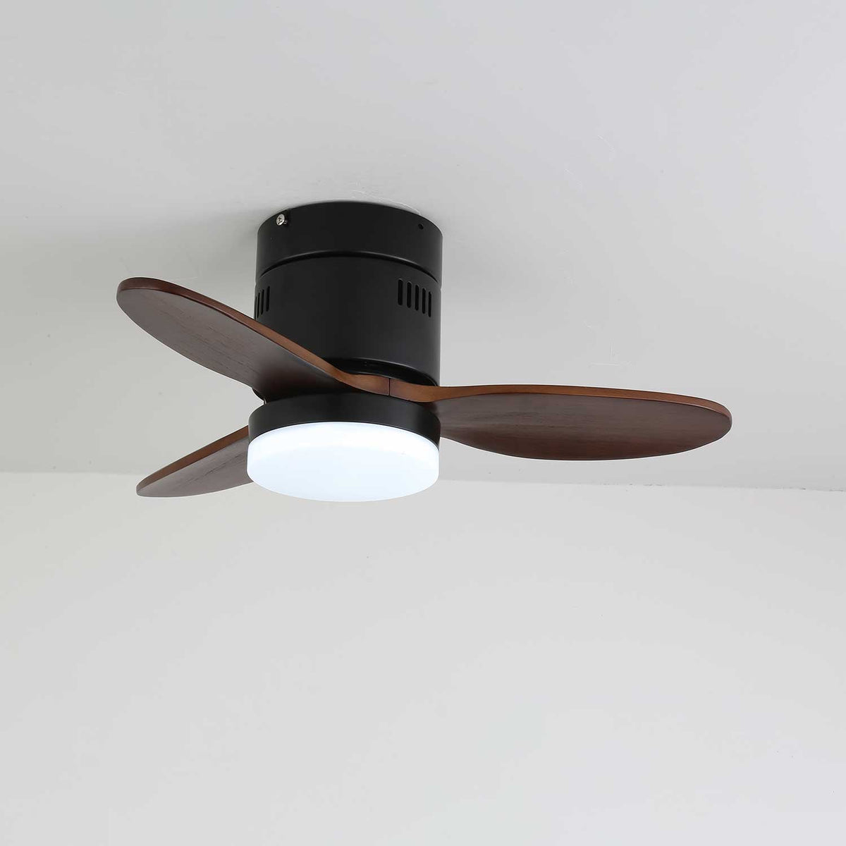 Ventilatore da Soffitto con Luce Eris Minimalista in Legno che valorizza una zona pranzo