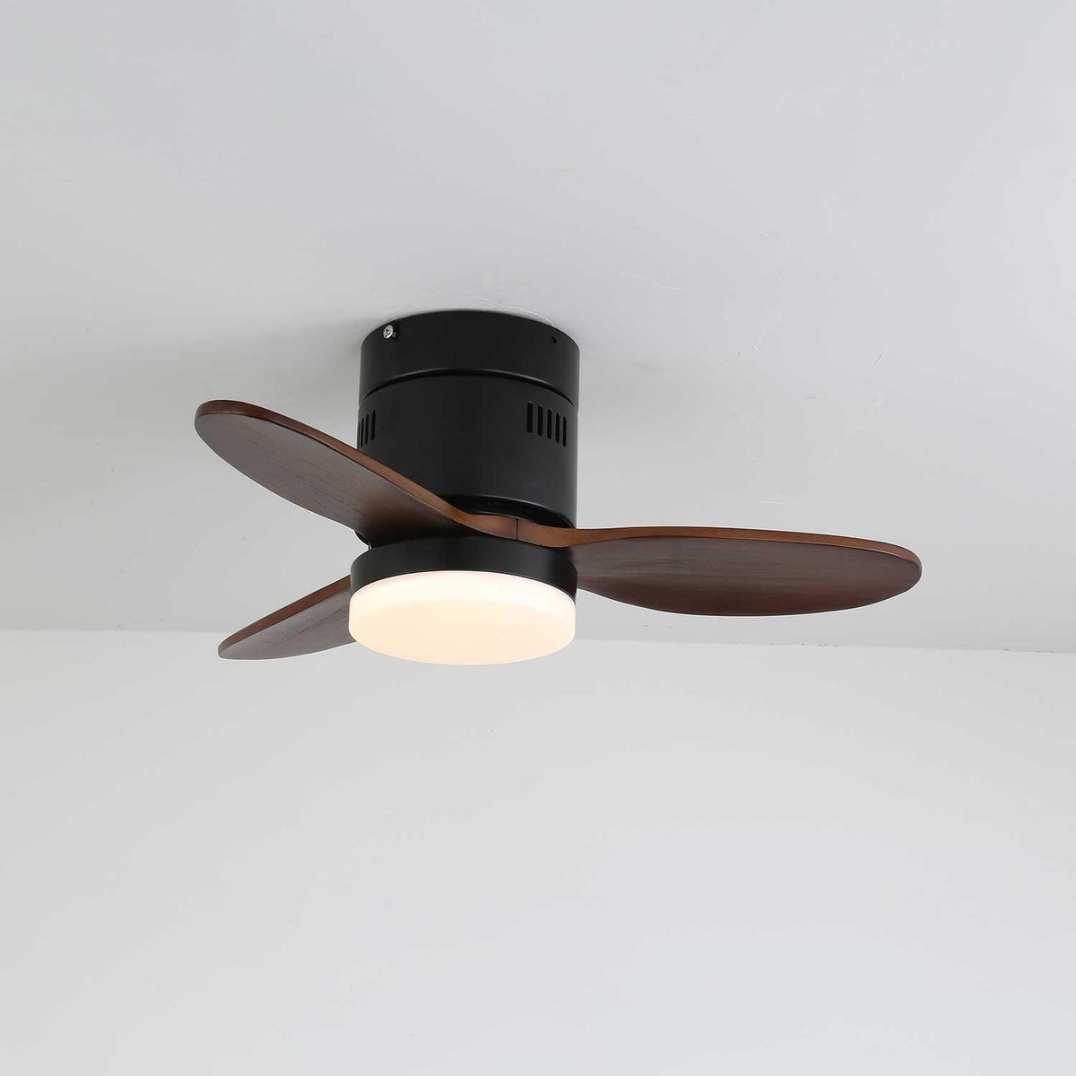 Ventilatore da Soffitto con Luce Eris Minimalista in Legno, che mostra la sua estetica versatile