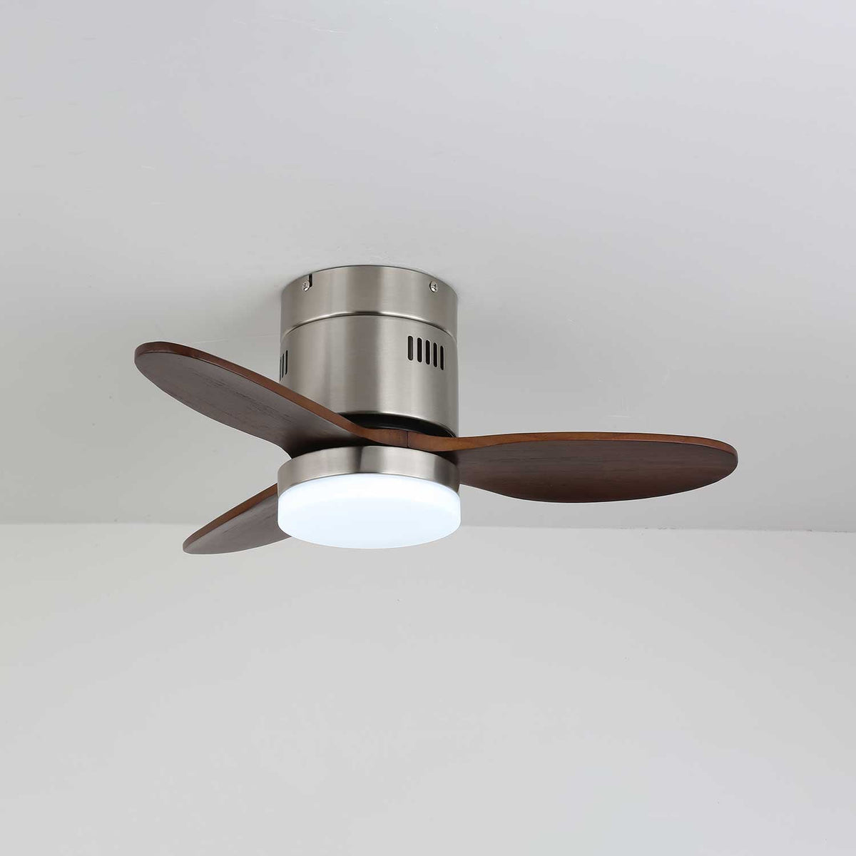 Ventilatore da Soffitto con Luce Eris Minimalista in Legno installato su un soffitto bianco