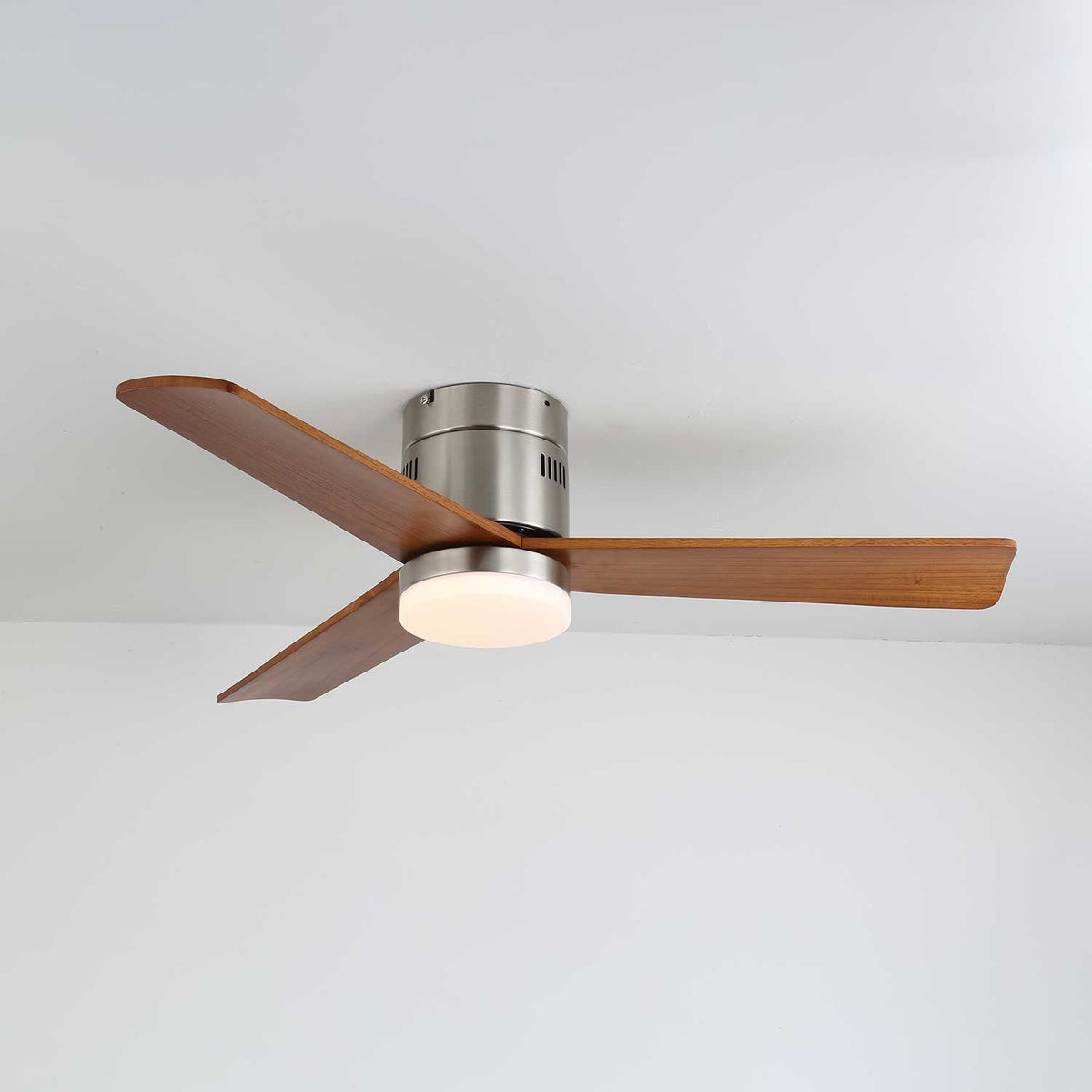 Ventilatore da Soffitto con Luce Eris Minimalista in Legno che mostra il suo design elegante e moderno