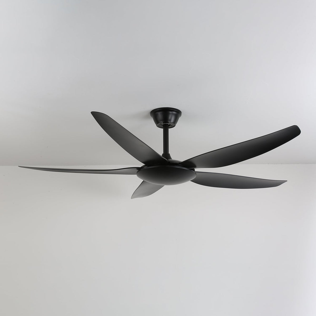 Dettaglio del paralume in acrilico del ventilatore da soffitto Onyxa