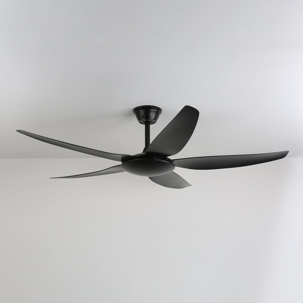 Ventilatore da soffitto Onyxa che illumina una stanza