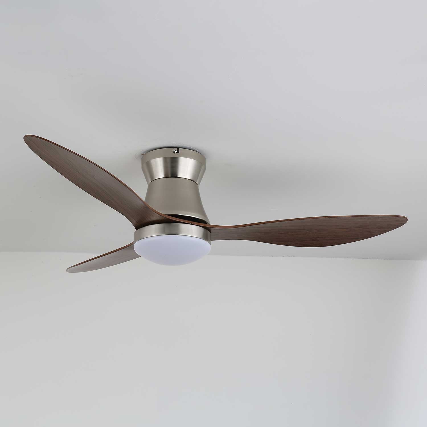 Ventilatore da soffitto moderno Zerath in legno con luce