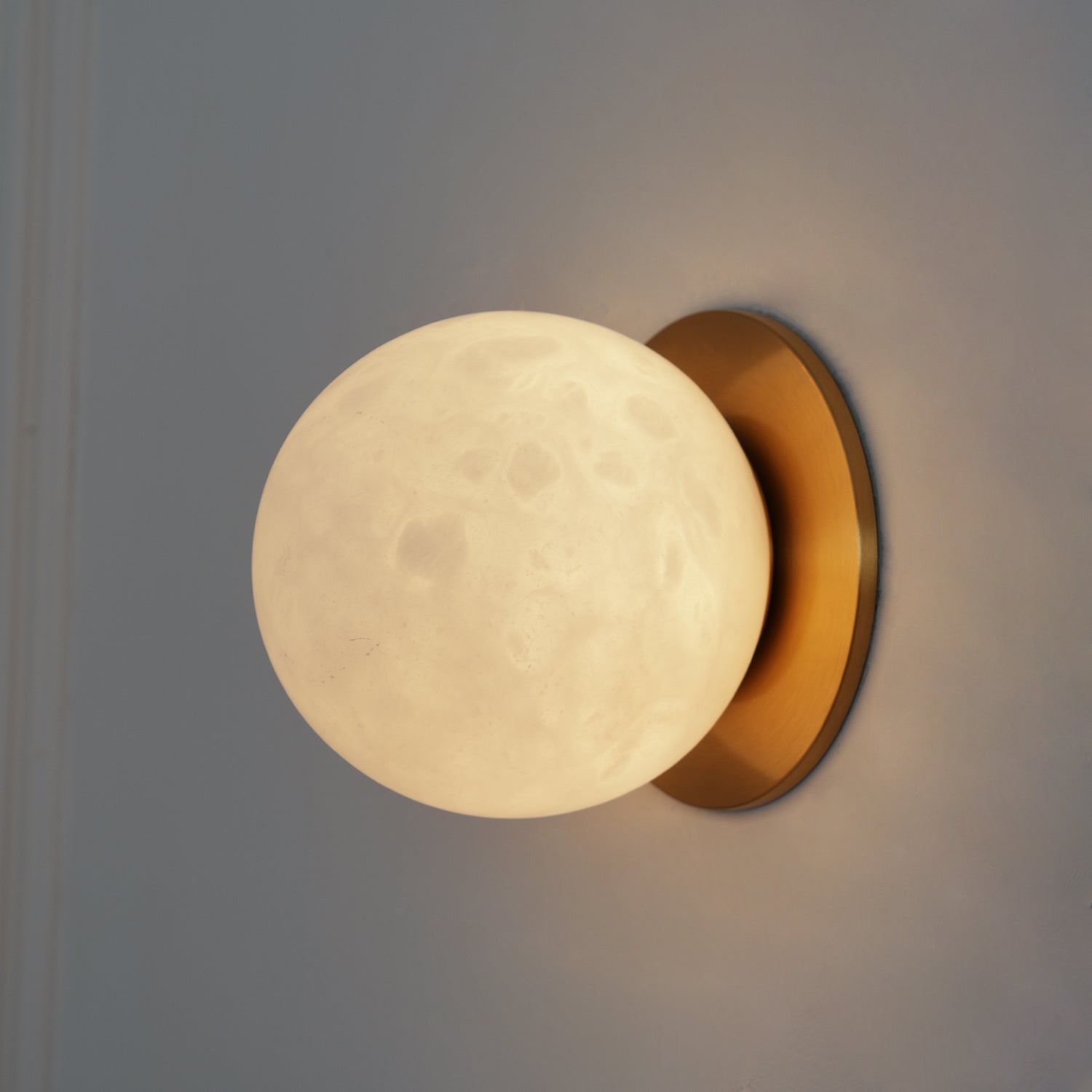 Vevinir Alabaster Globe Wall Light - Neutralighting