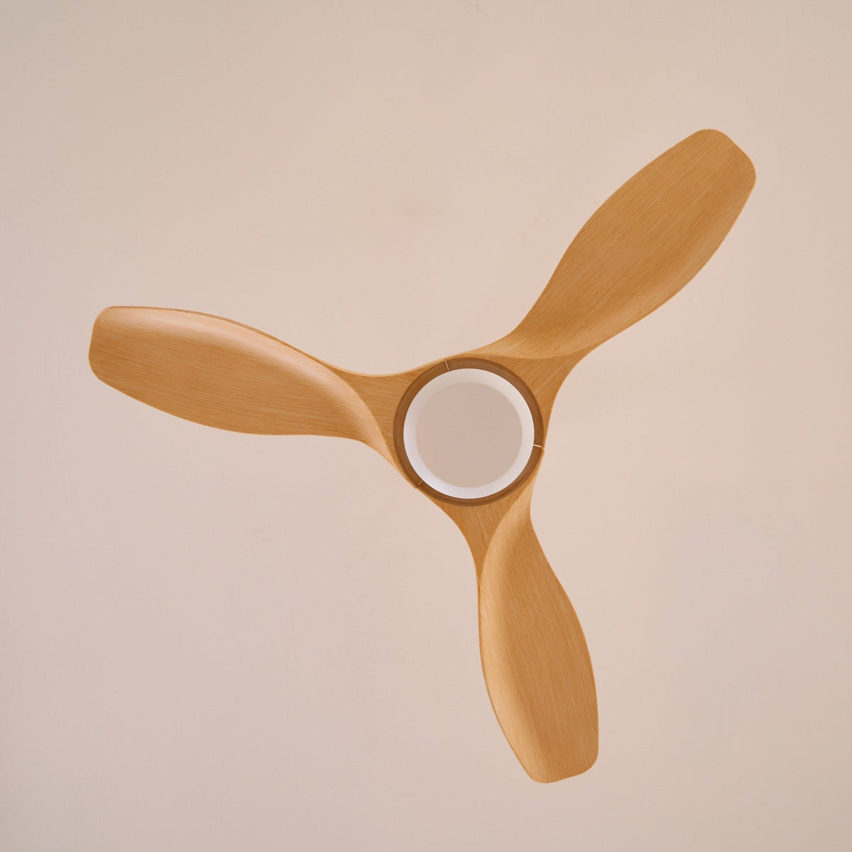 Dettaglio dell'alloggiamento del motore del ventilatore da soffitto Meren Minimalista in Legno
