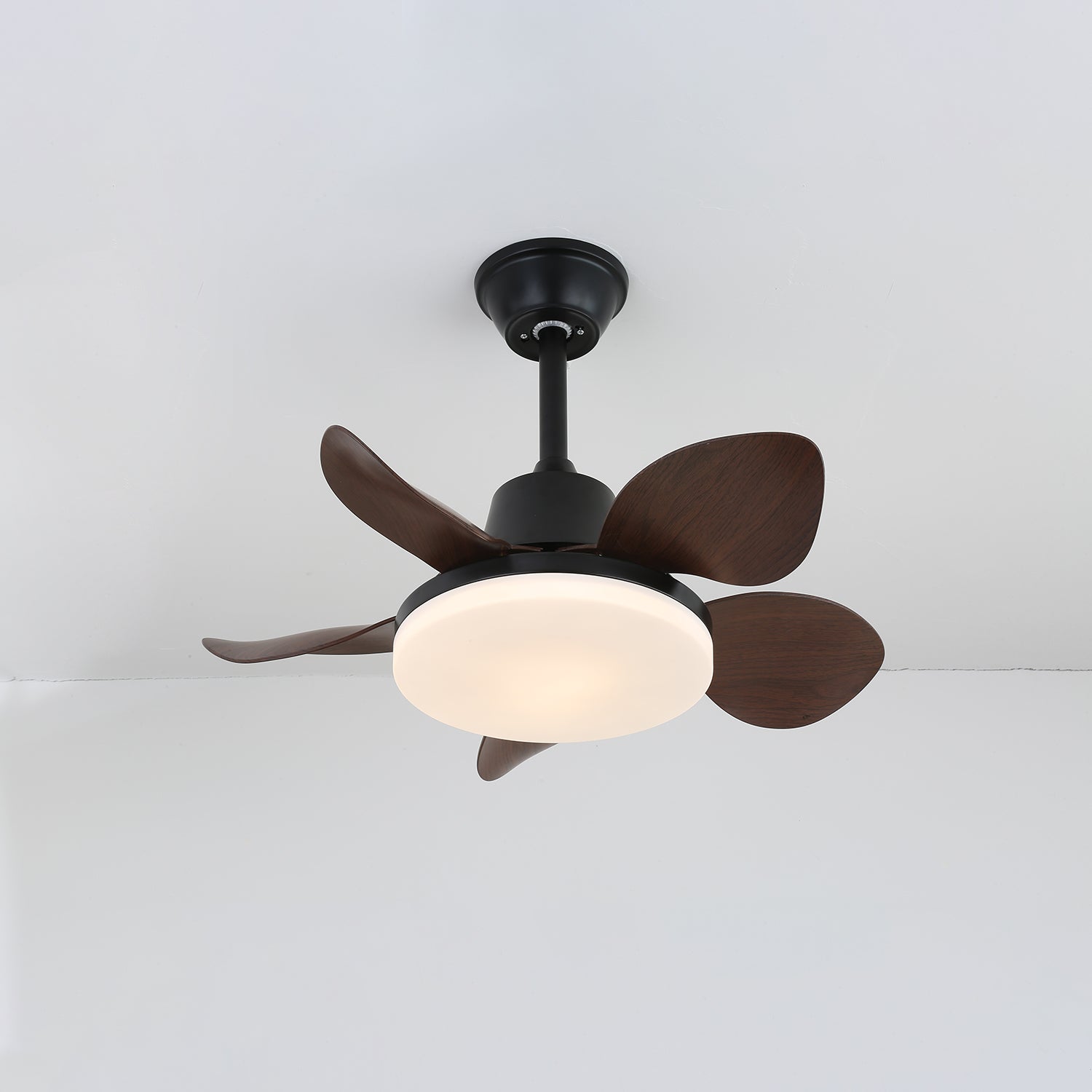 Vista angolata del ventilatore da soffitto moderno Veyra in legno