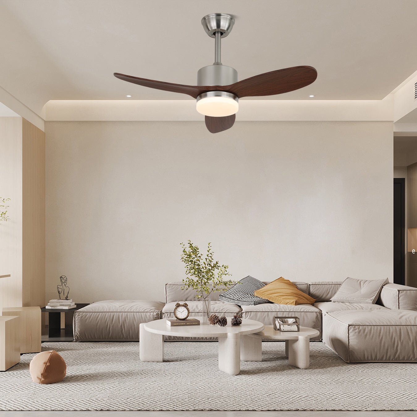 Primo piano del ventilatore da soffitto con luce VerdantBreeze che mostra le pale in legno e il LED integrato