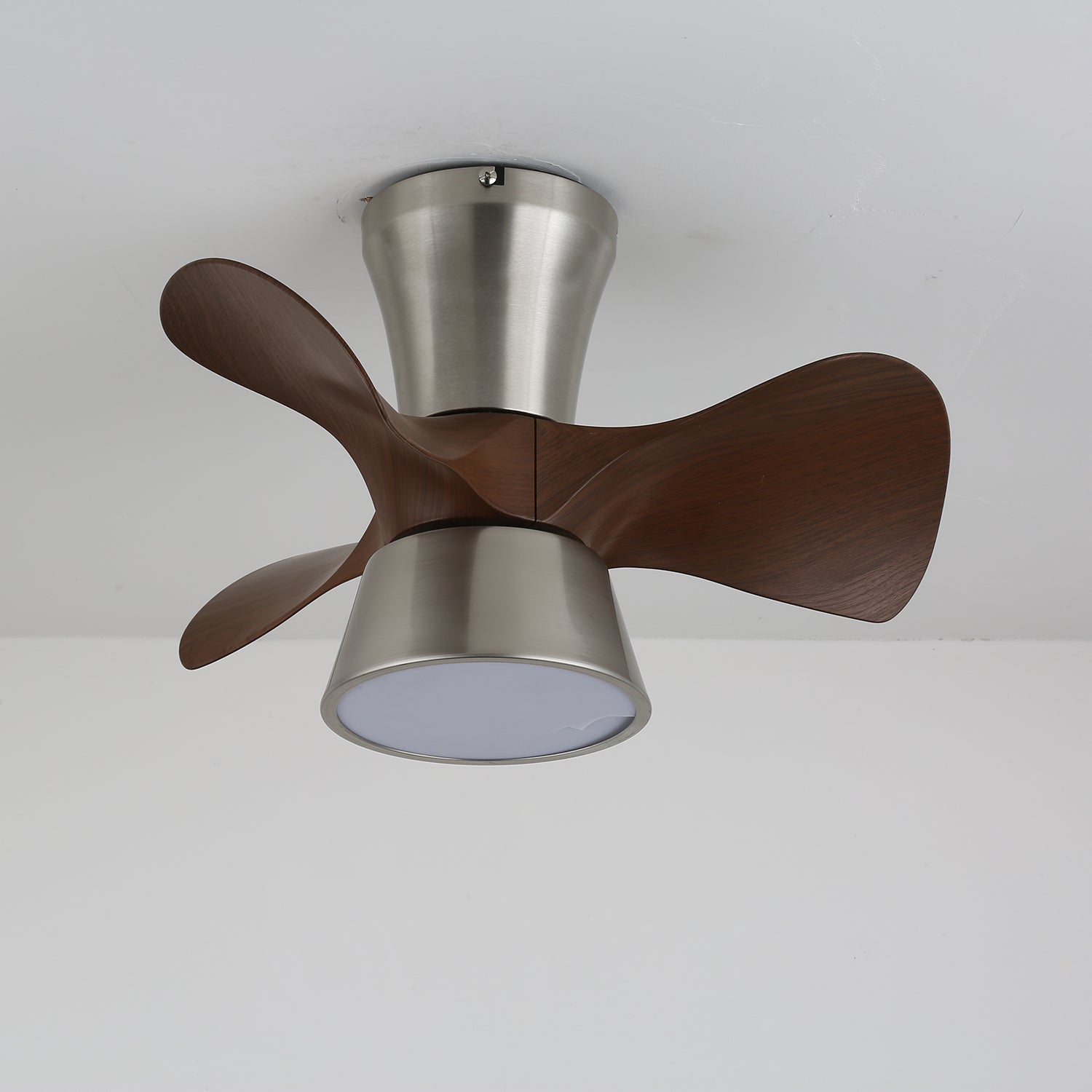 Ventilatore da soffitto moderno Nera in legno con luce, vista angolata