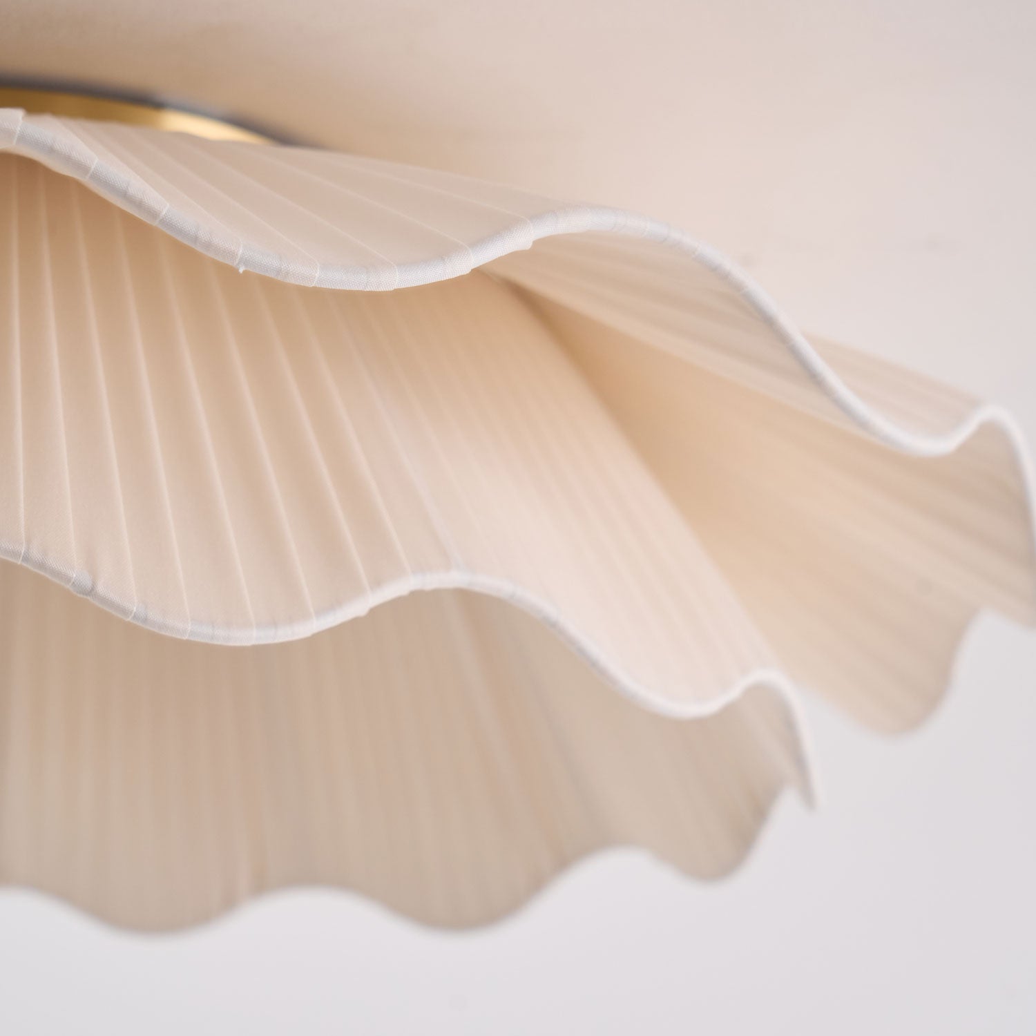 Ritta Lampada da Soffitto in Tessuto Ondulato con Finitura in Ottone