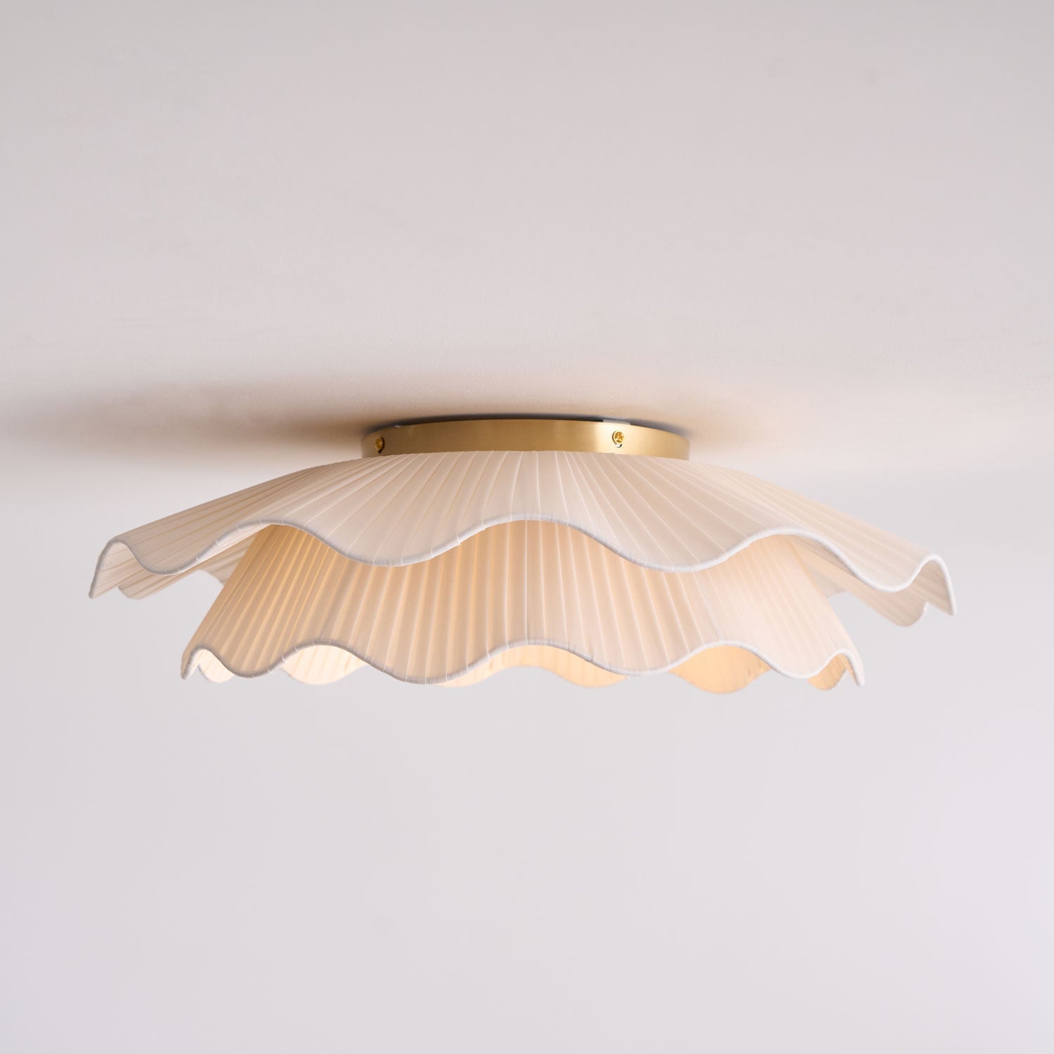 Ritta Lampada da Soffitto in Tessuto Ondulato con Finitura in Ottone
