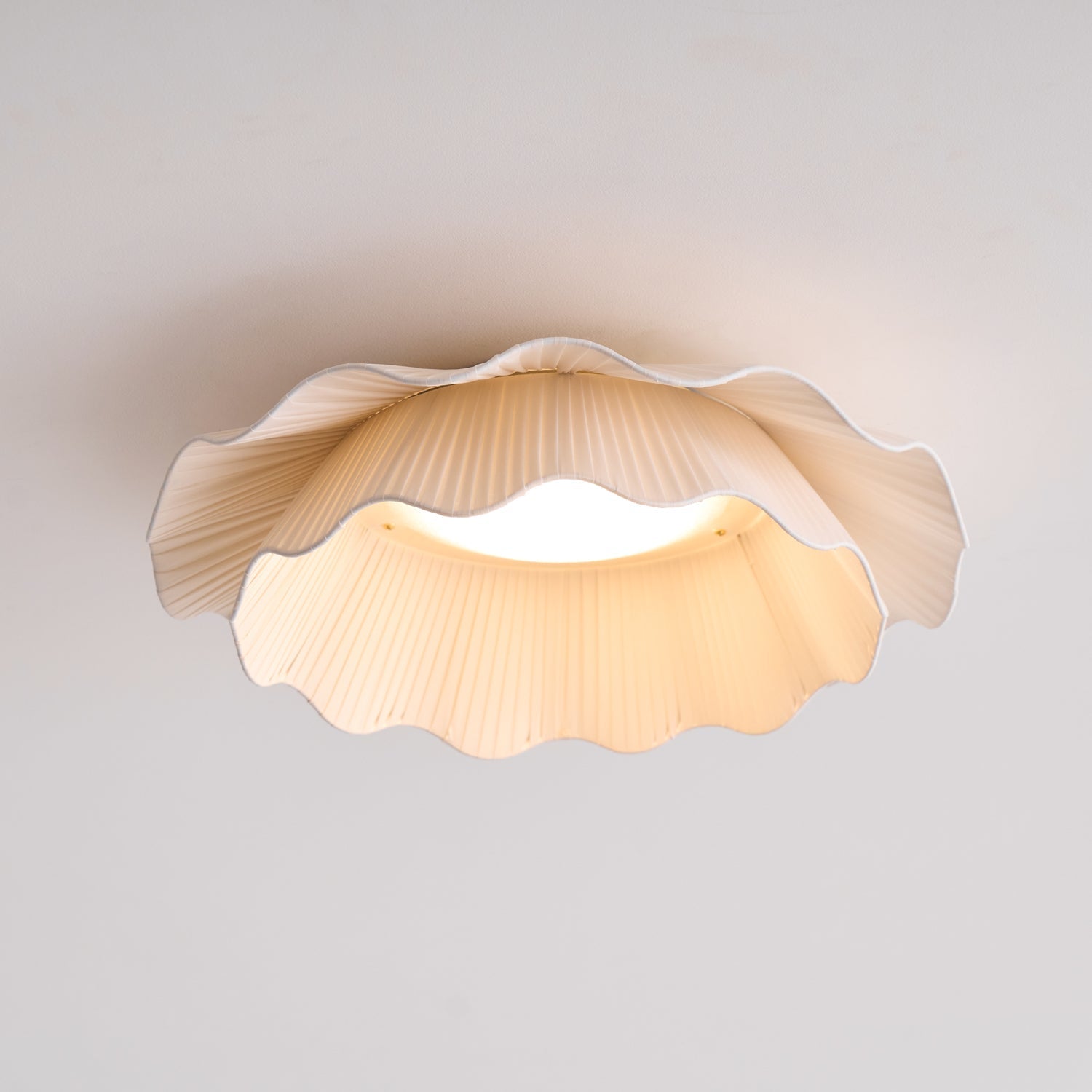 Ritta Lampada da Soffitto in Tessuto Ondulato con Finitura in Ottone