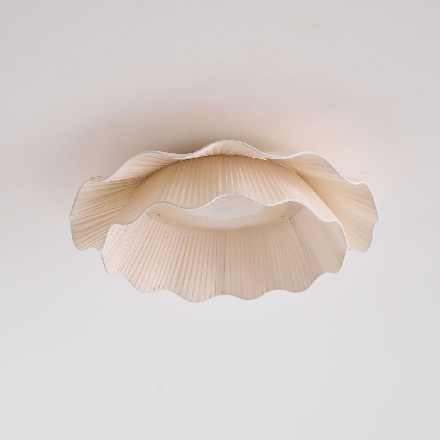 Ritta Lampada da Soffitto in Tessuto Ondulato con Finitura in Ottone